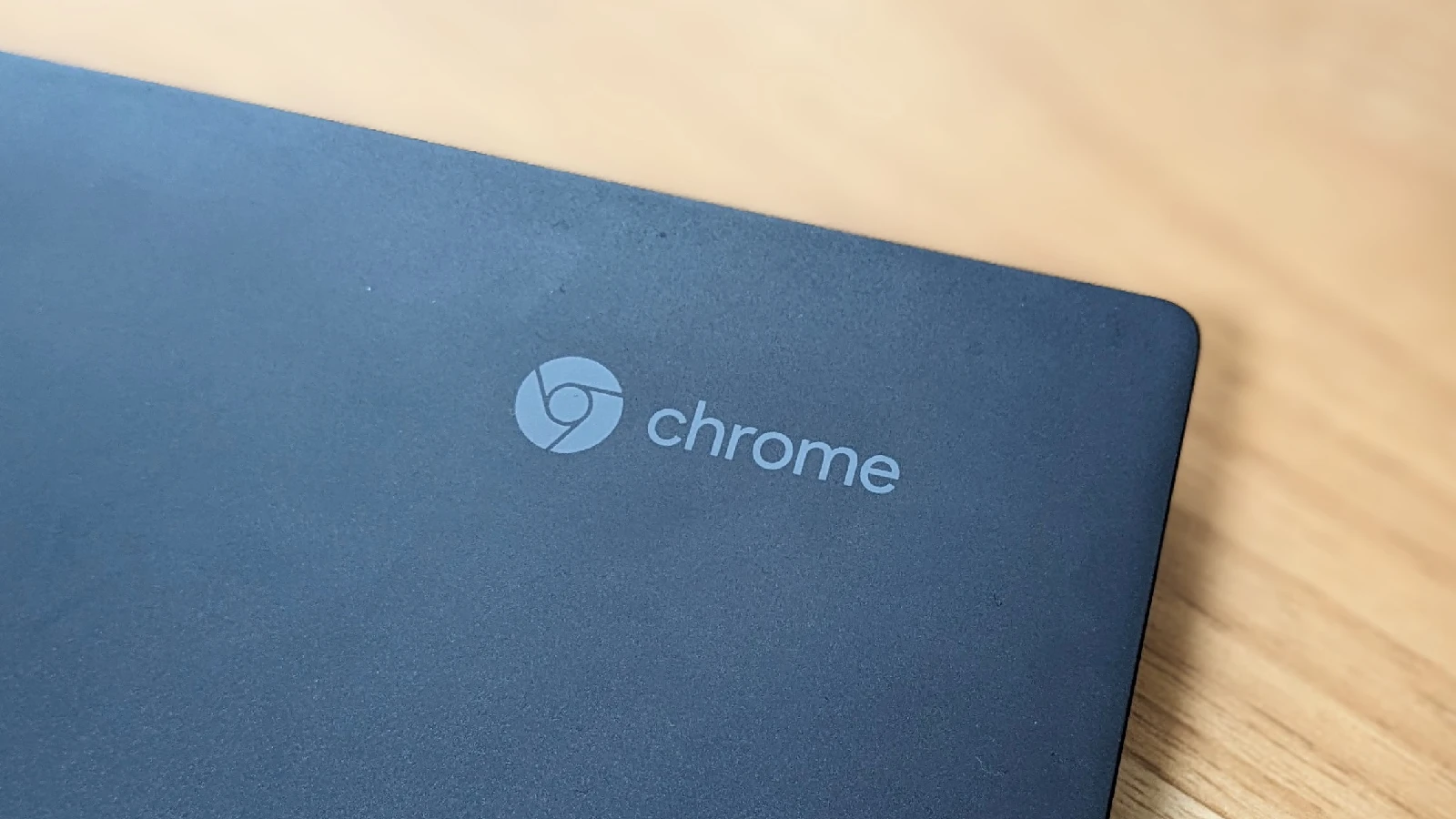 Google Lenovo ThinkPad C13 Yoga Chromebook の天板の Chrome のロゴの写真