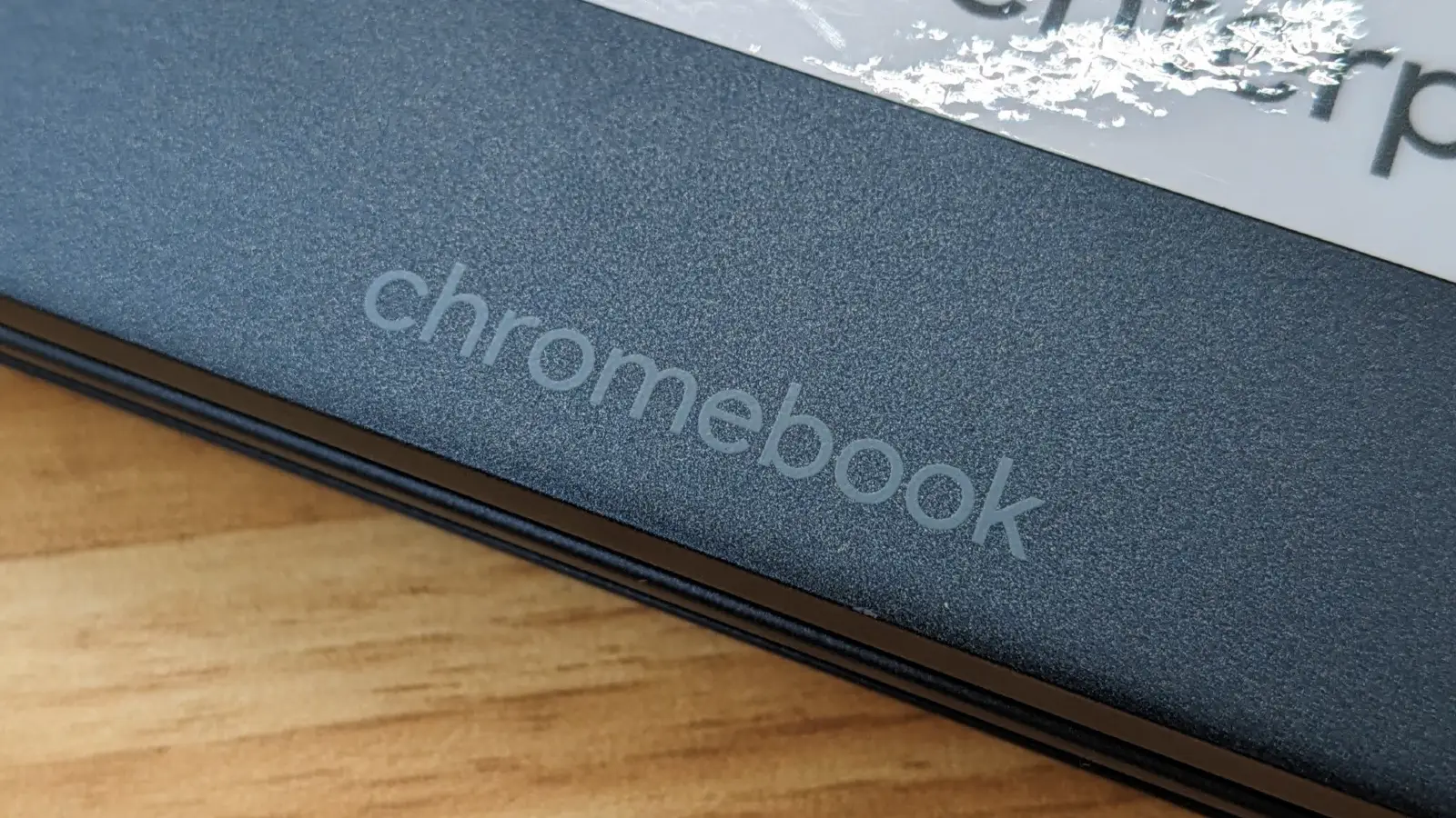 HP Elite Dragonfly Chromebook の Chromebook ロゴの接写の写真