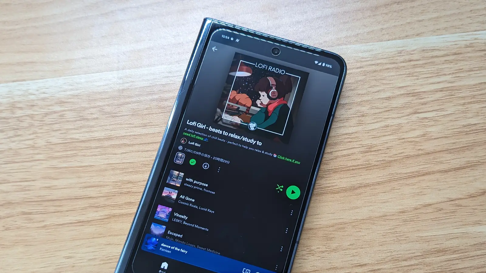 Google Pixel Fold で Spotify アプリを使って音楽をストリーミングしている写真