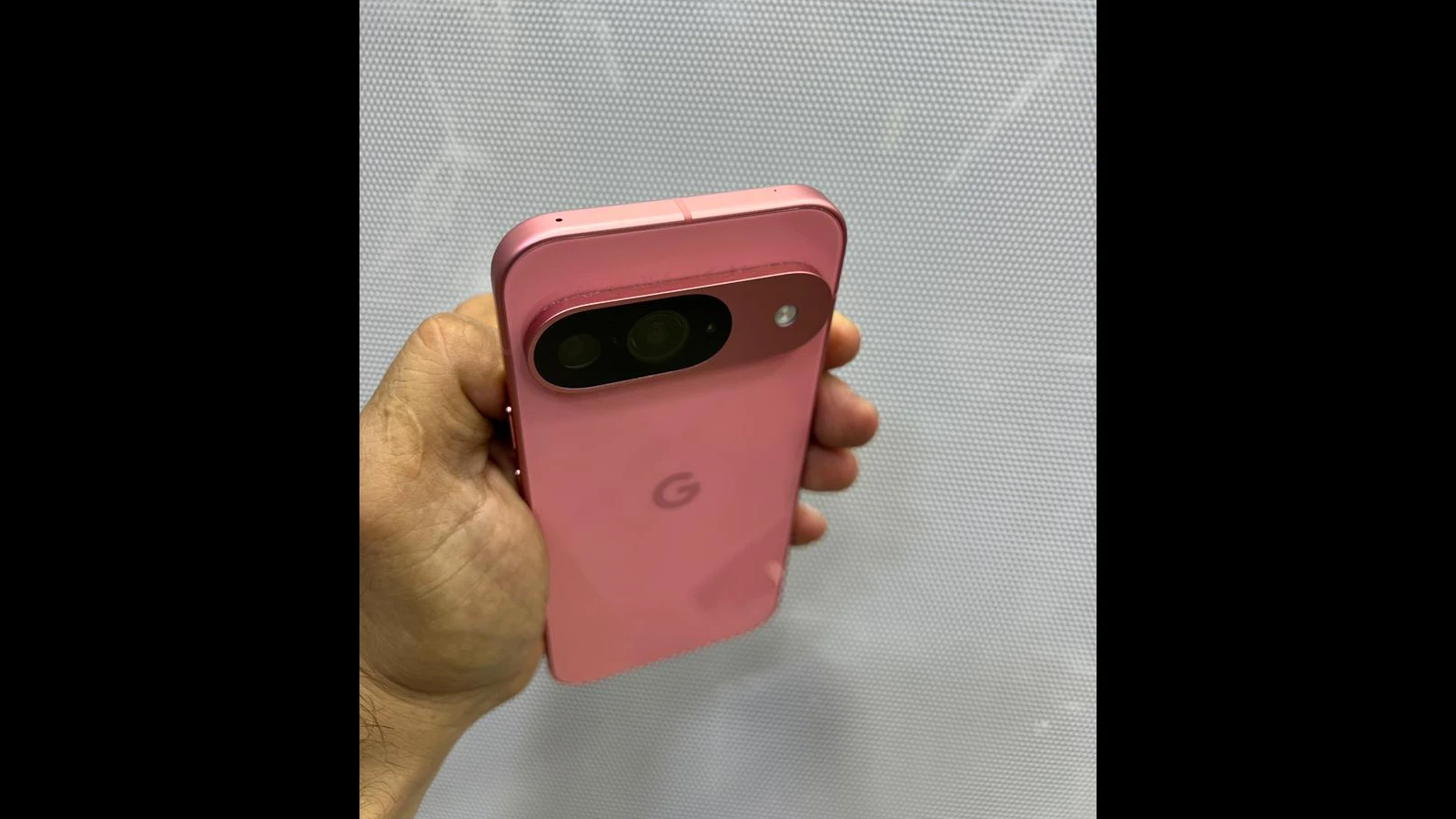 Google Pixel 9 のピンクカラー(Peony)の実機写真のリーク