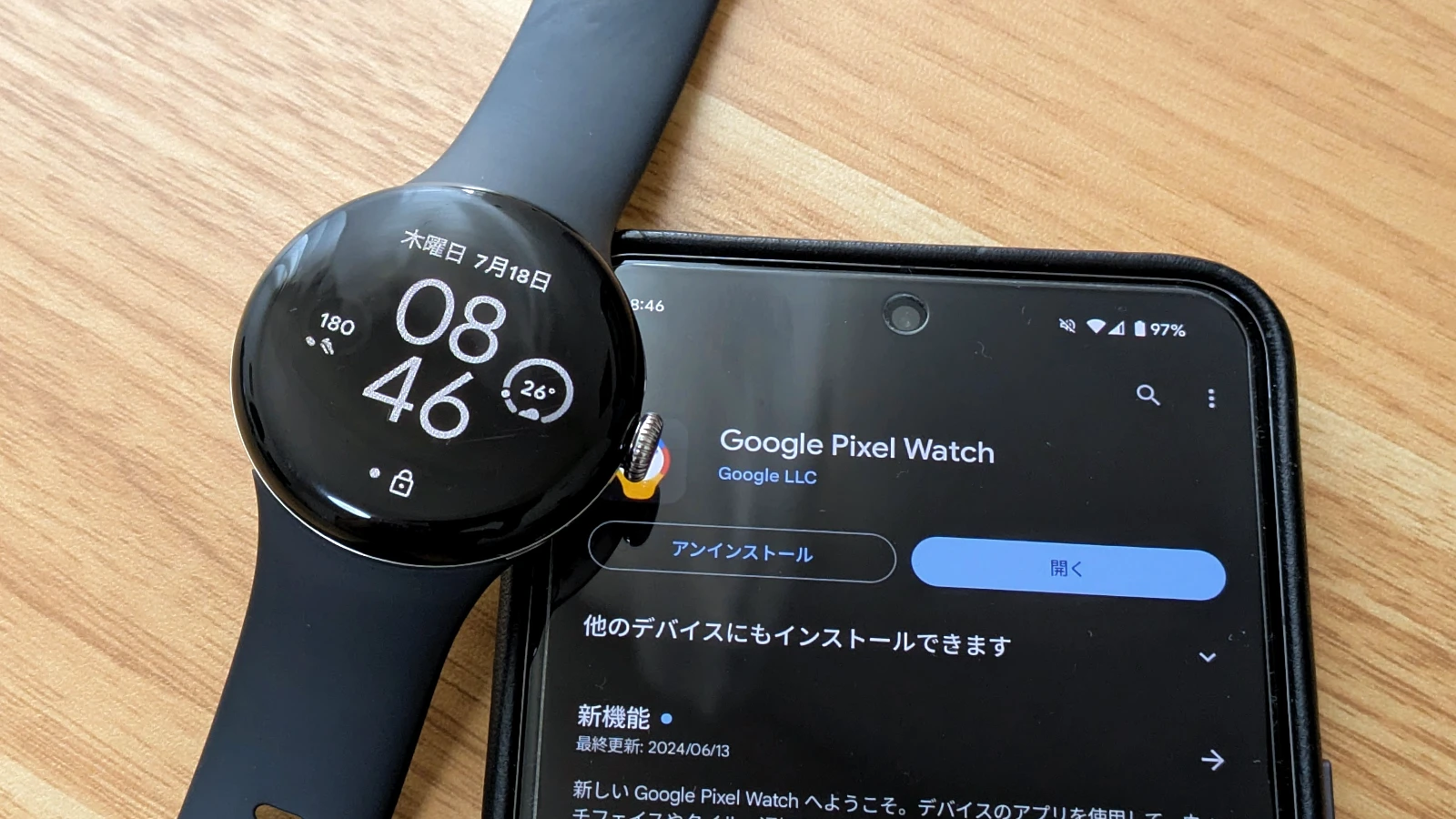 Google Pixel Watch 2 と Pixel Watch companion アプリを並べた写真