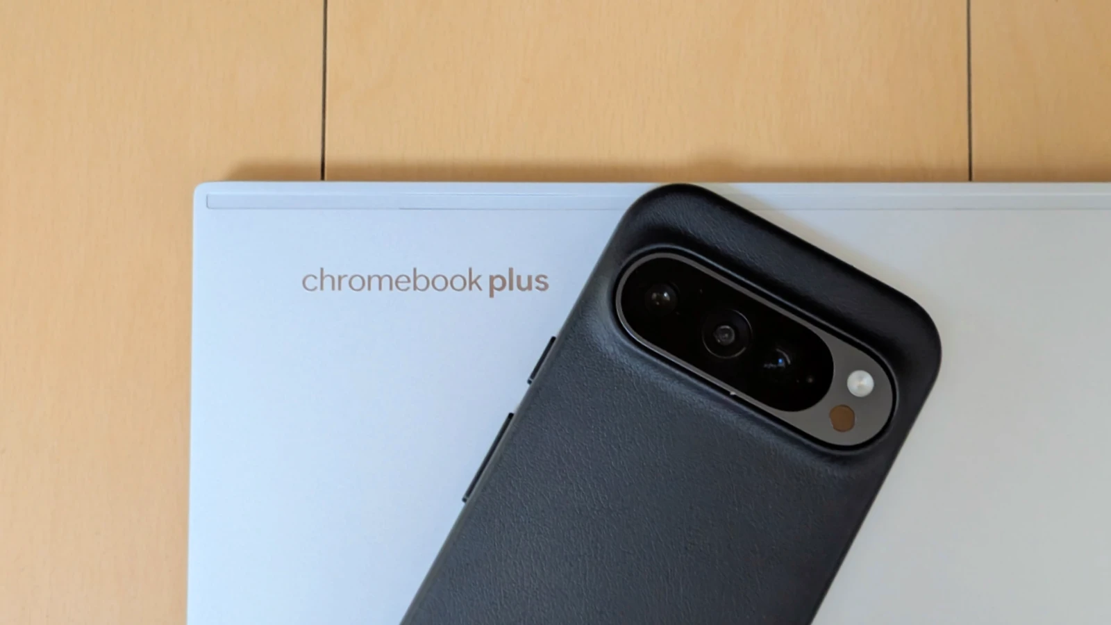 ASUS ExpertBook CX54 Chromebook Plus CX5403 と Google Pixel 9 Pro の写真