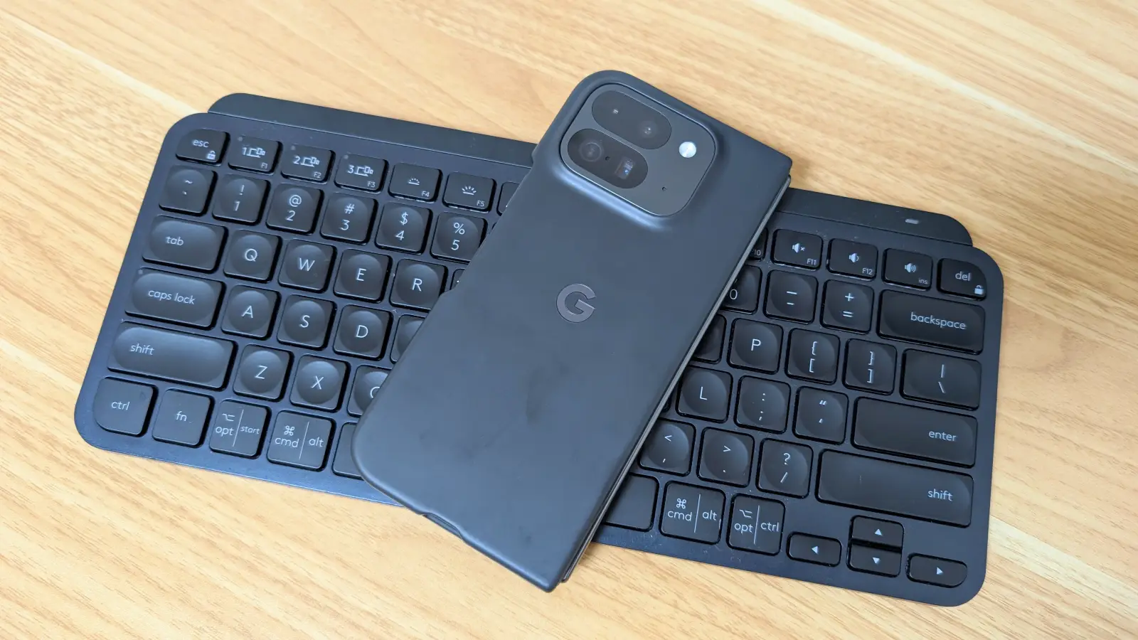 Google Pixel 9 Pro Fold とロジクール MX Keys mini 英語配列の写真