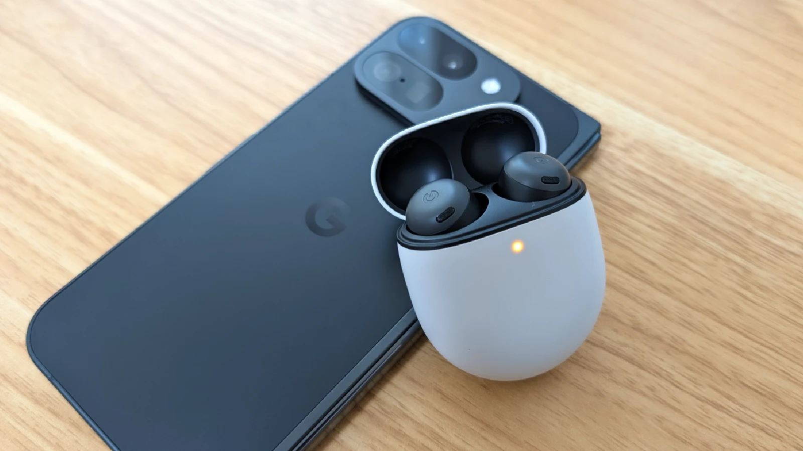 Google Pixel 9 Pro Fold と Pixel Buds Pro の写真