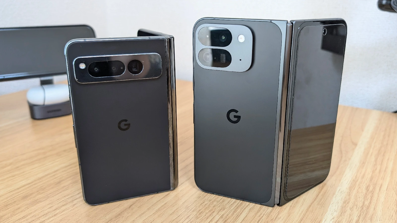 Google Pixel Fold と Pixel 9 Pro Fold を開いて並べた写真