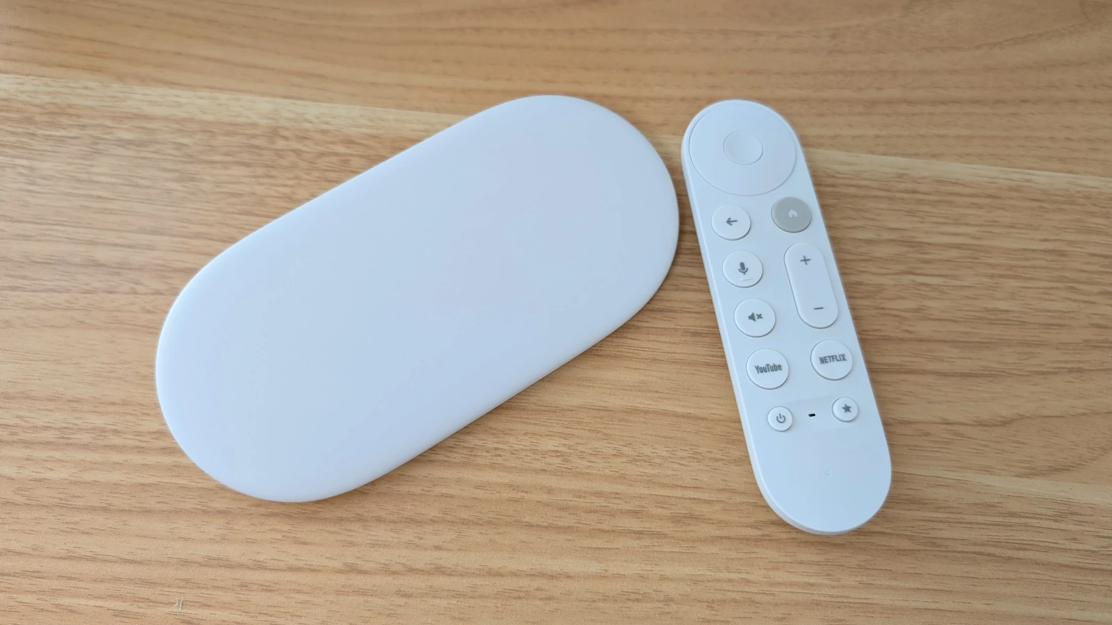 Google TV Stremer (4K) と新しい音声リモコンの写真