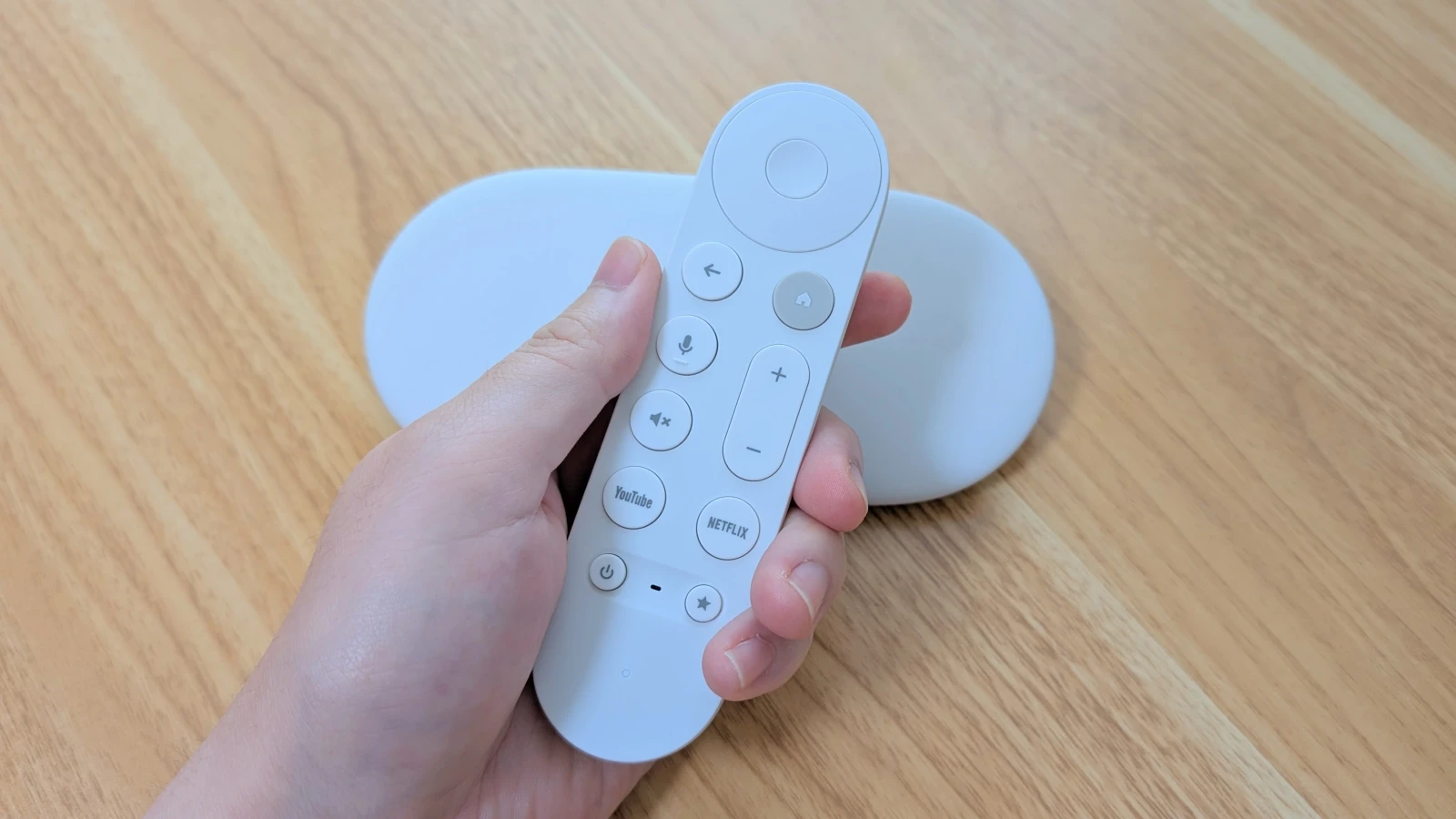 Google TV Streamer の新しい音声リモコンを手に持っている写真