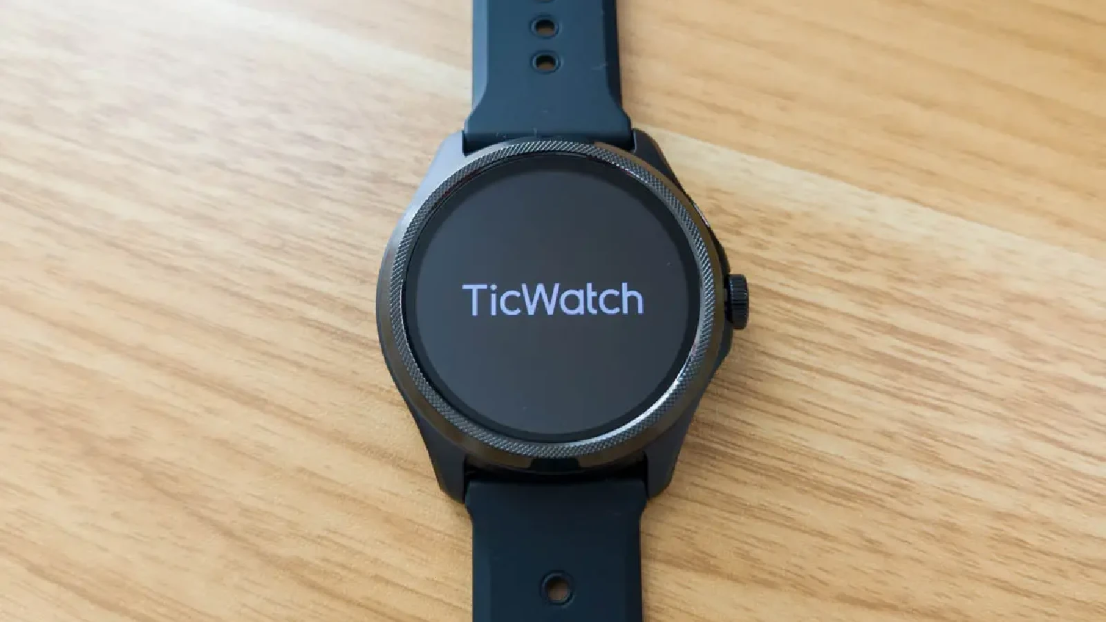 Mobvoi TicWatch Pro 5 の起動画面と TicWatch のロゴの写真