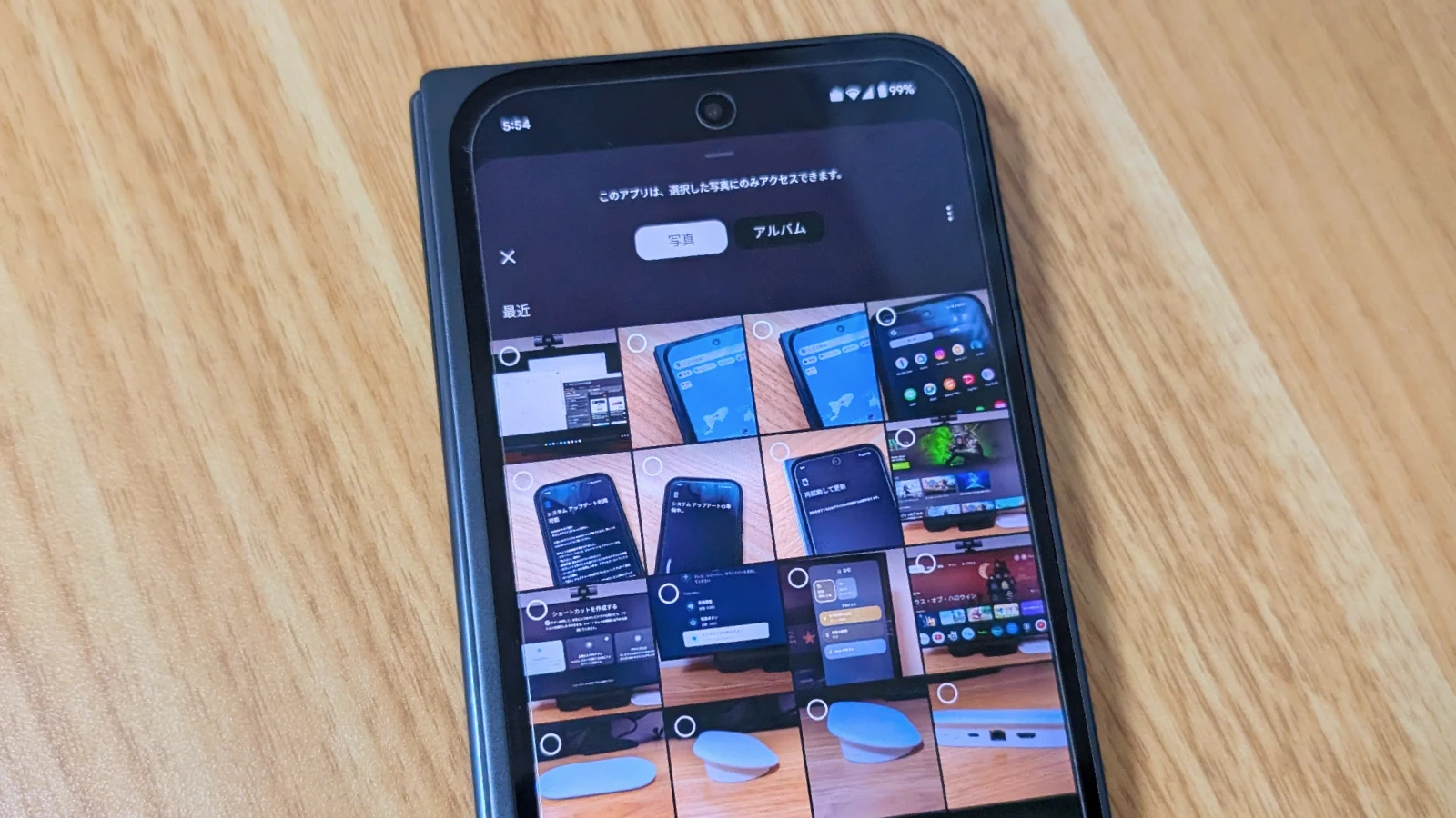 Google Pixel 9 Pro Fold で Android のシステム写真ピッカーを開いている写真