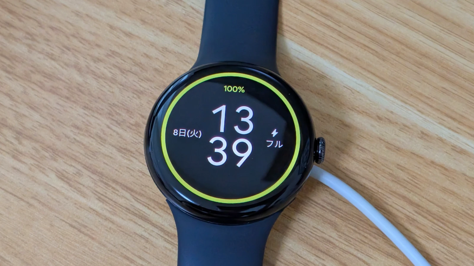 Google Pixel Watch 3 を充電中の写真