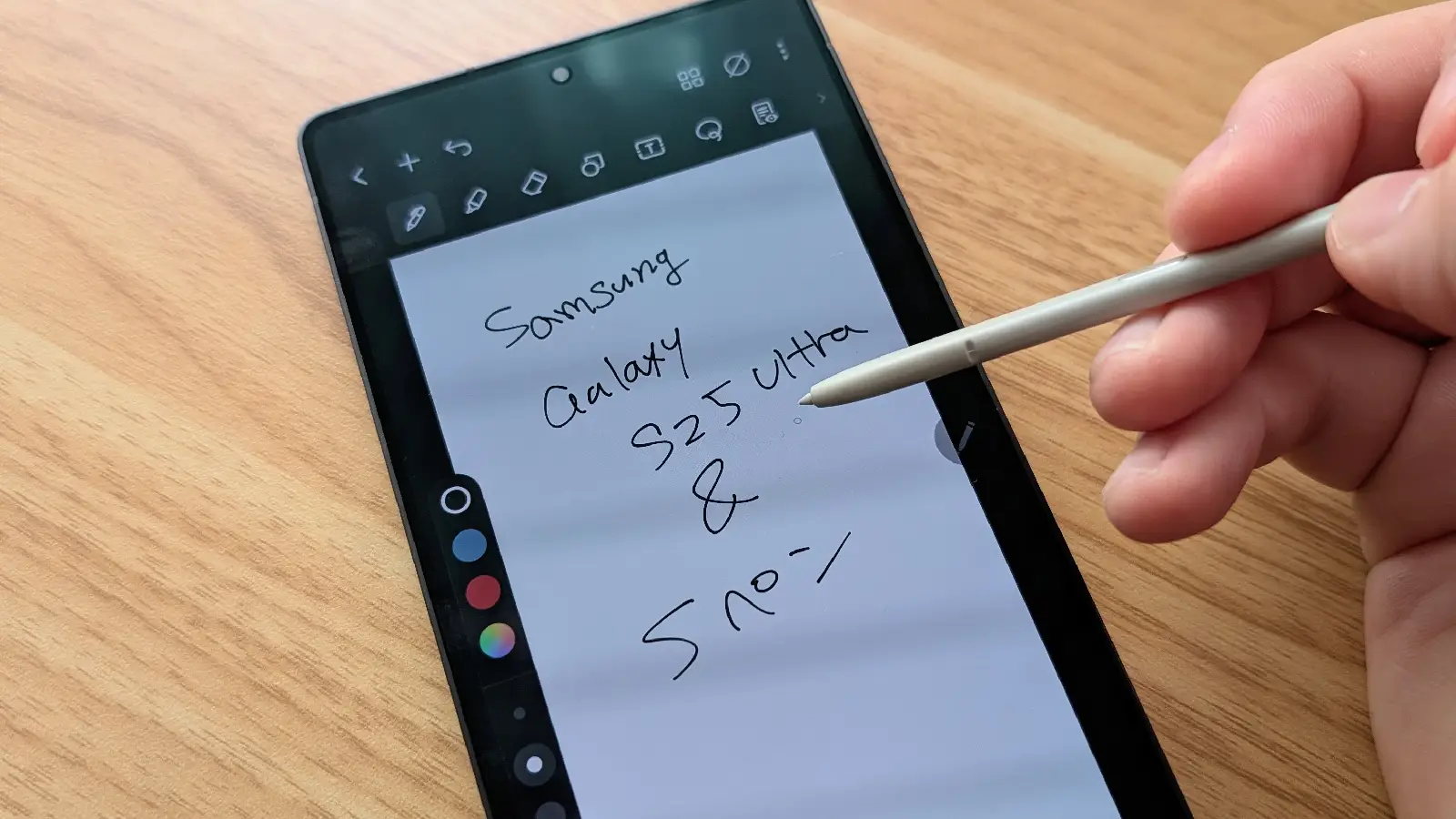 Samsung Galaxy S25 Ultra でSペンを使って手書きメモを作成している写真