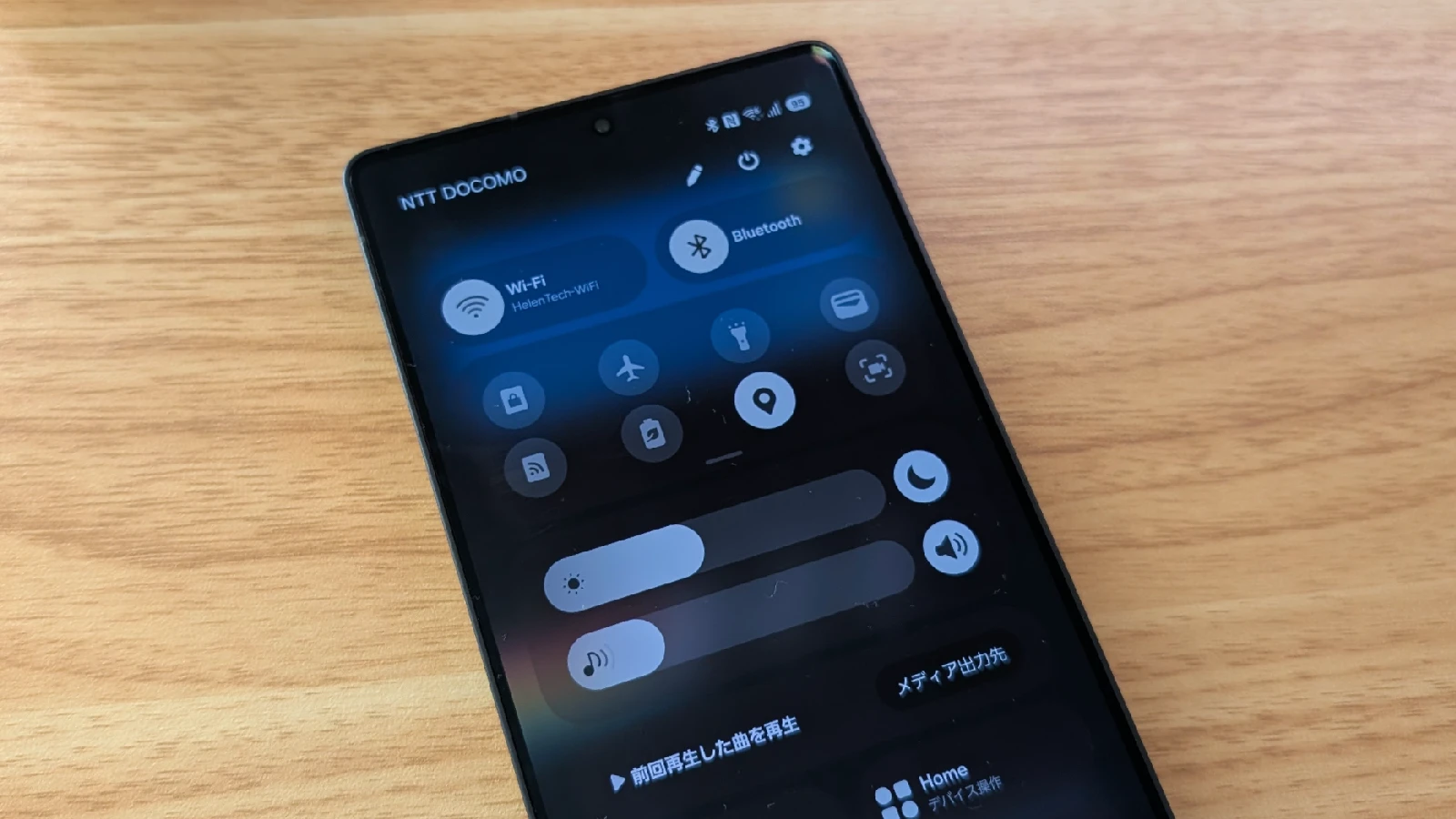 Samsung Galaxy S25 Ultra で One UI 7 のクイック設定パネルを開いている写真