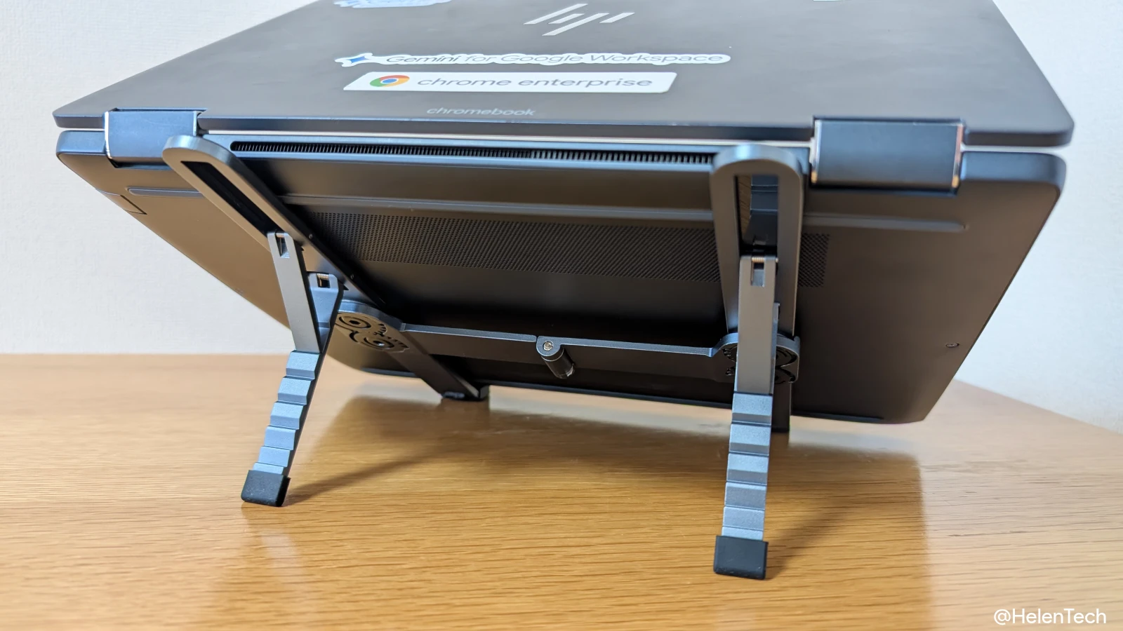SODI 314 折りたたみ式ノートパソコンスタンドを使っている Chromebook の底面部分の写真