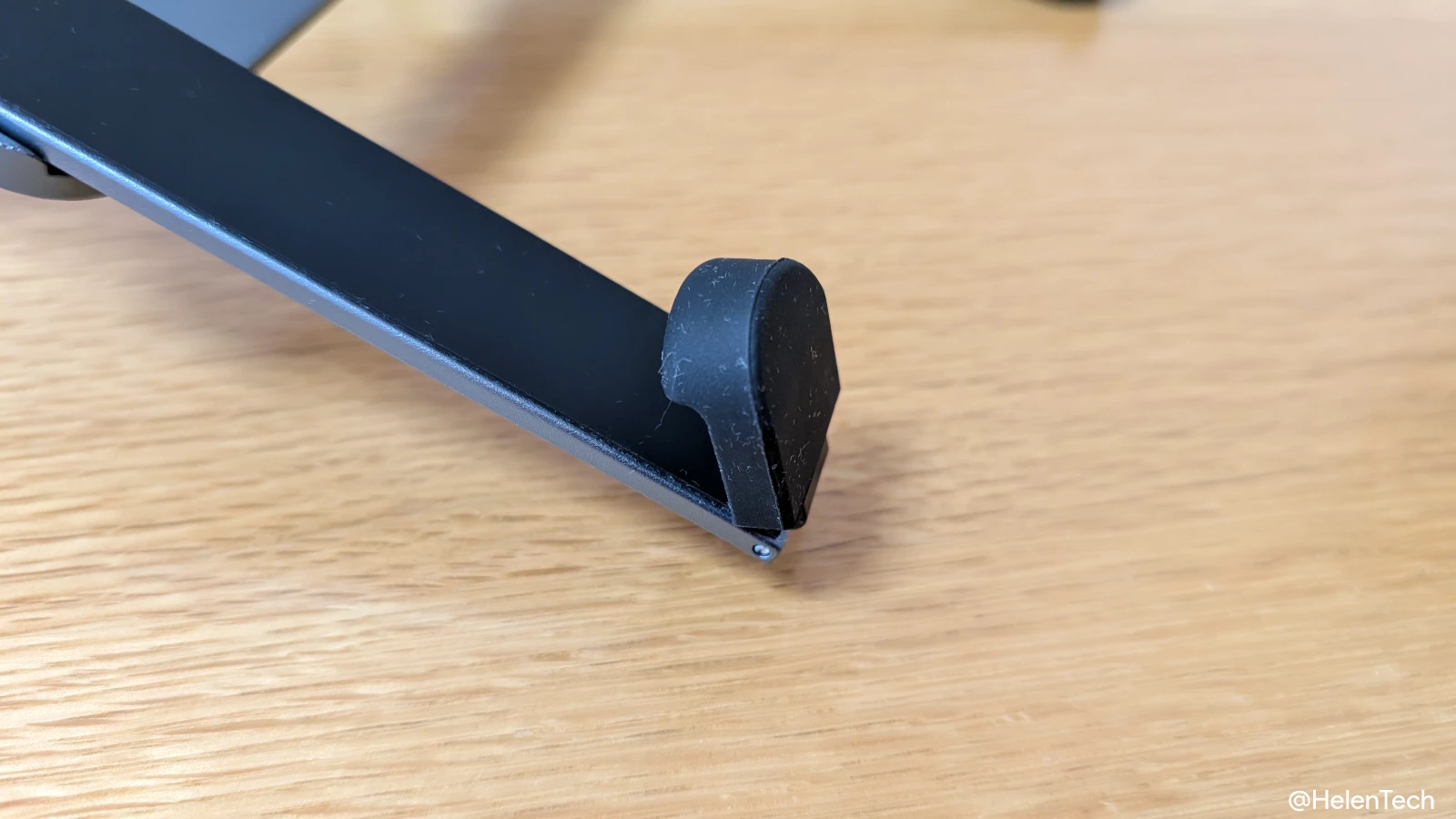 SODI 314 折りたたみ式ノートパソコンスタンドの滑り止め部分を最大まで曲げたところの写真