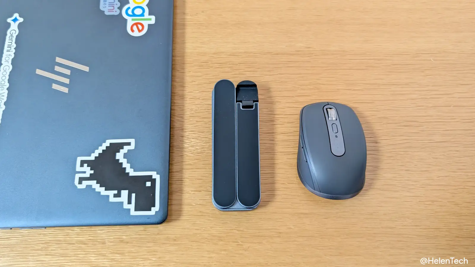 SODI 314 折りたたみ式ノートパソコンスタンドと Chromebook、マウスとのサイズを比較した写真