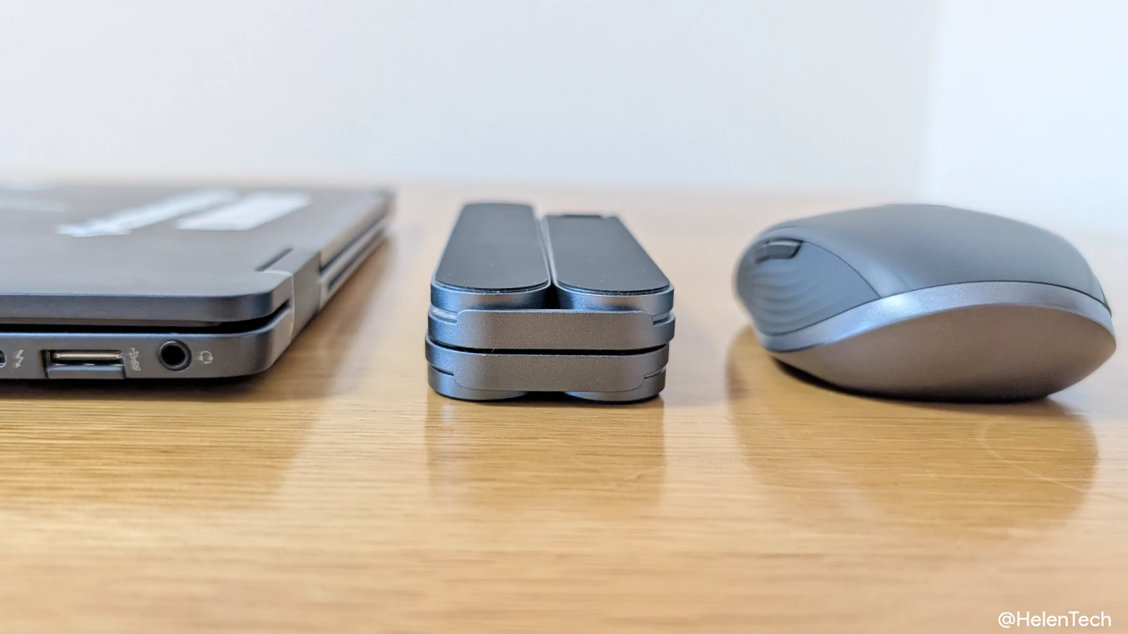 SODI 314 折りたたみ式ノートパソコンスタンドと Chromebook、マウスと高さを比較した写真