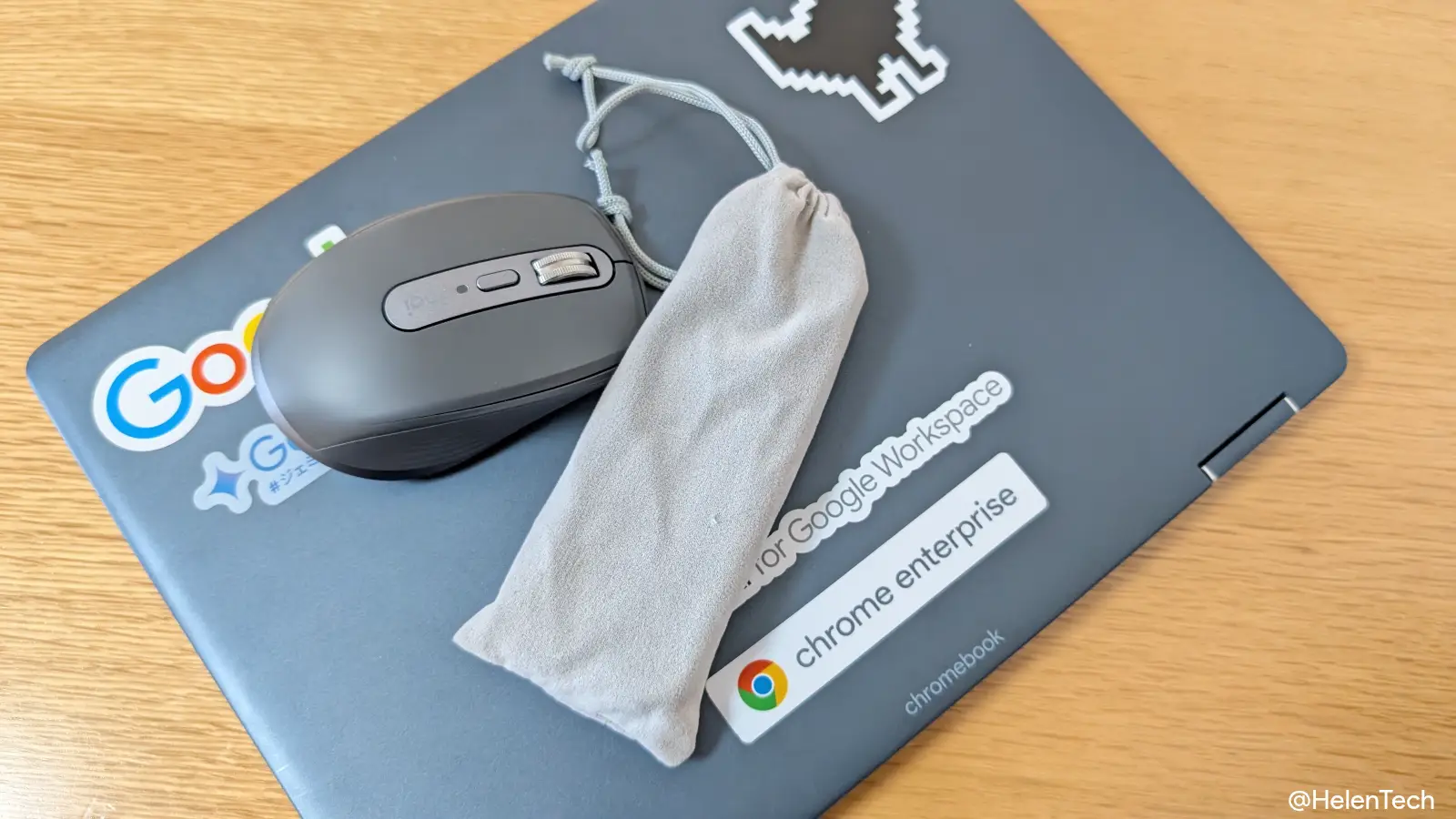 袋に入れた SODI 314 折りたたみ式ノートパソコンスタンドと、Chromebook とマウスの写真