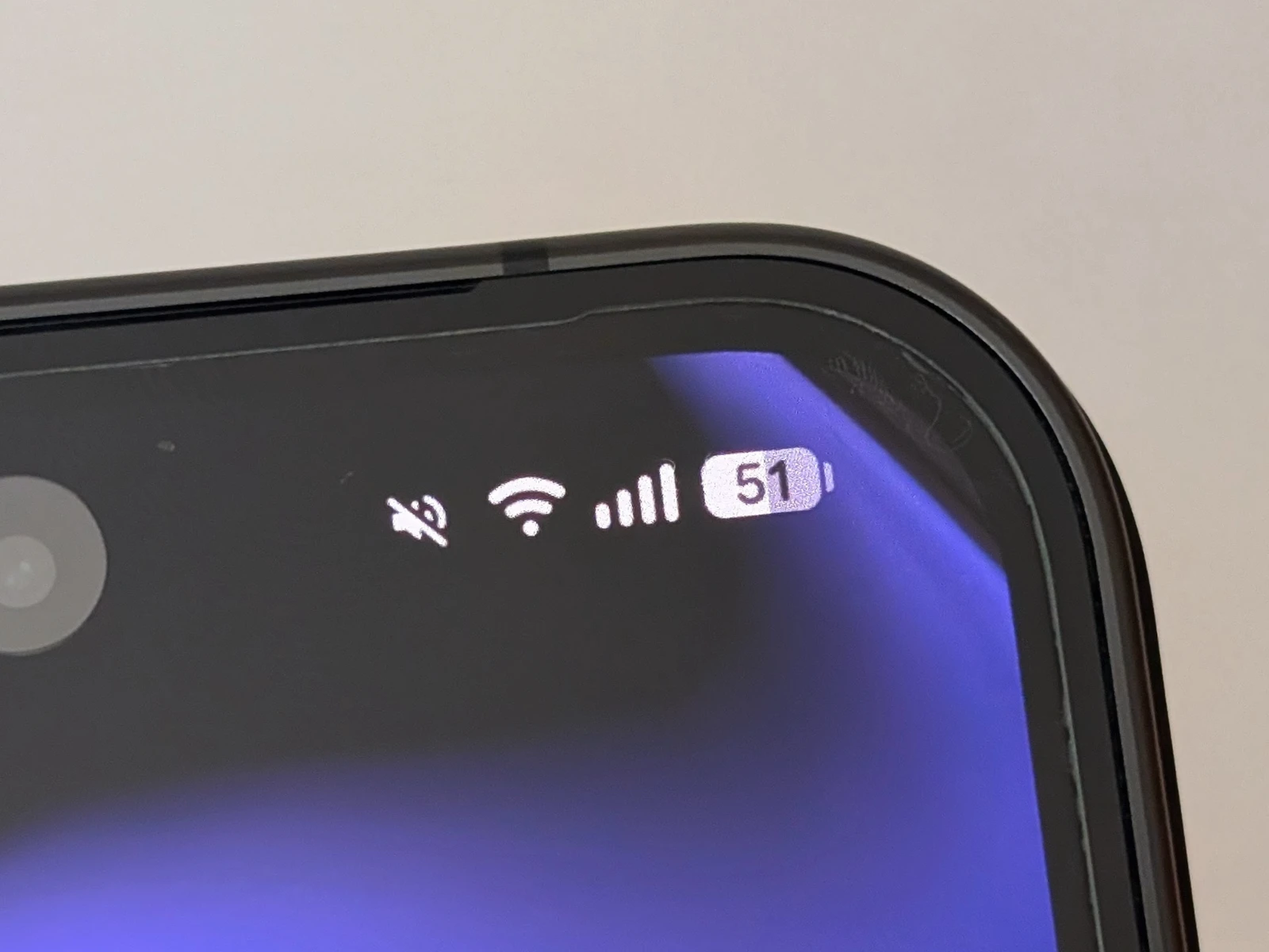 Android 16 QPR1 Beta 1 を実行する Google Pixel 9 Pro Fold のステータスバーとアイコンの写真