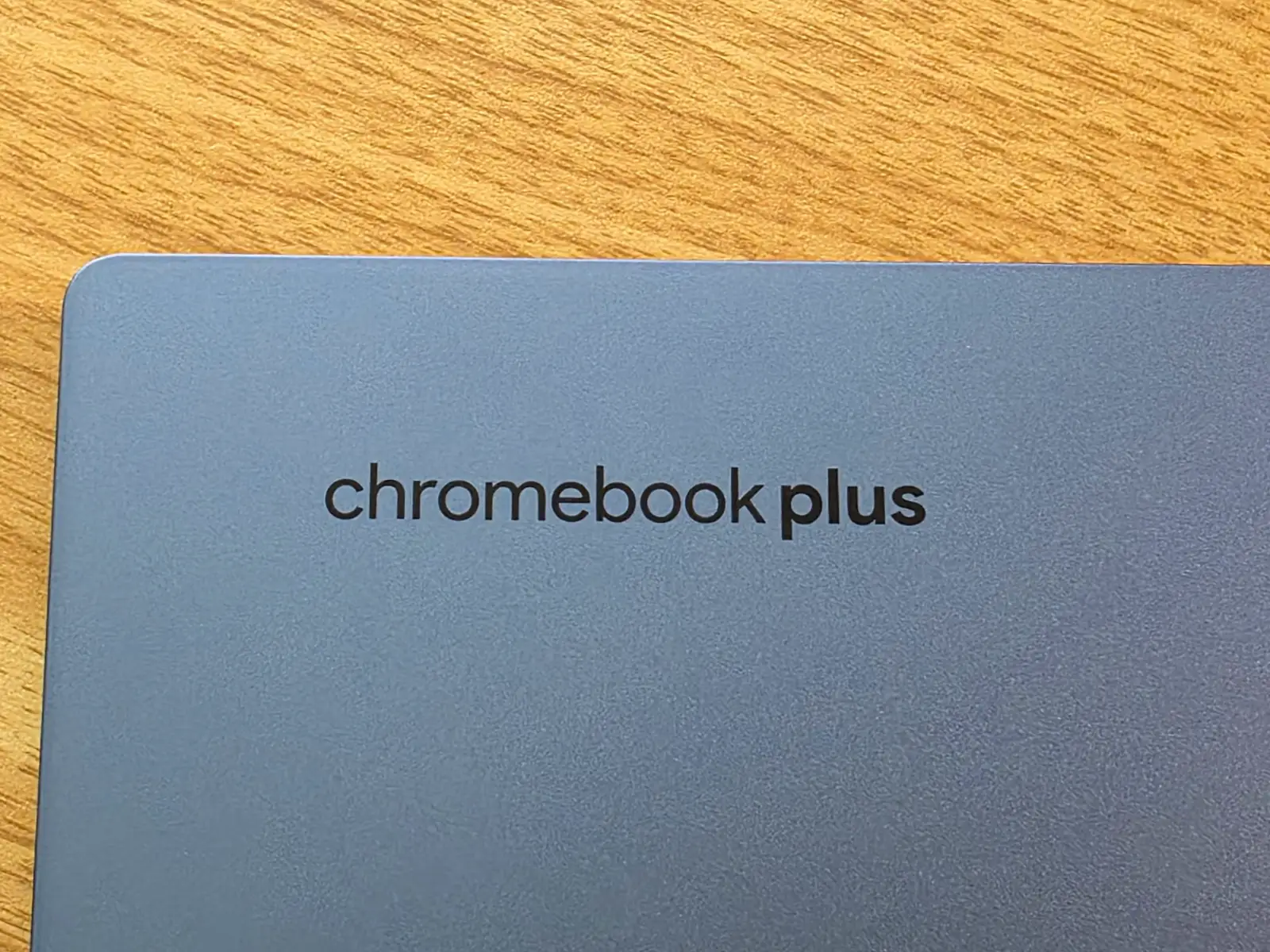 Samsung Galaxy Chromebook Plus の Chromebook Plus ロゴ