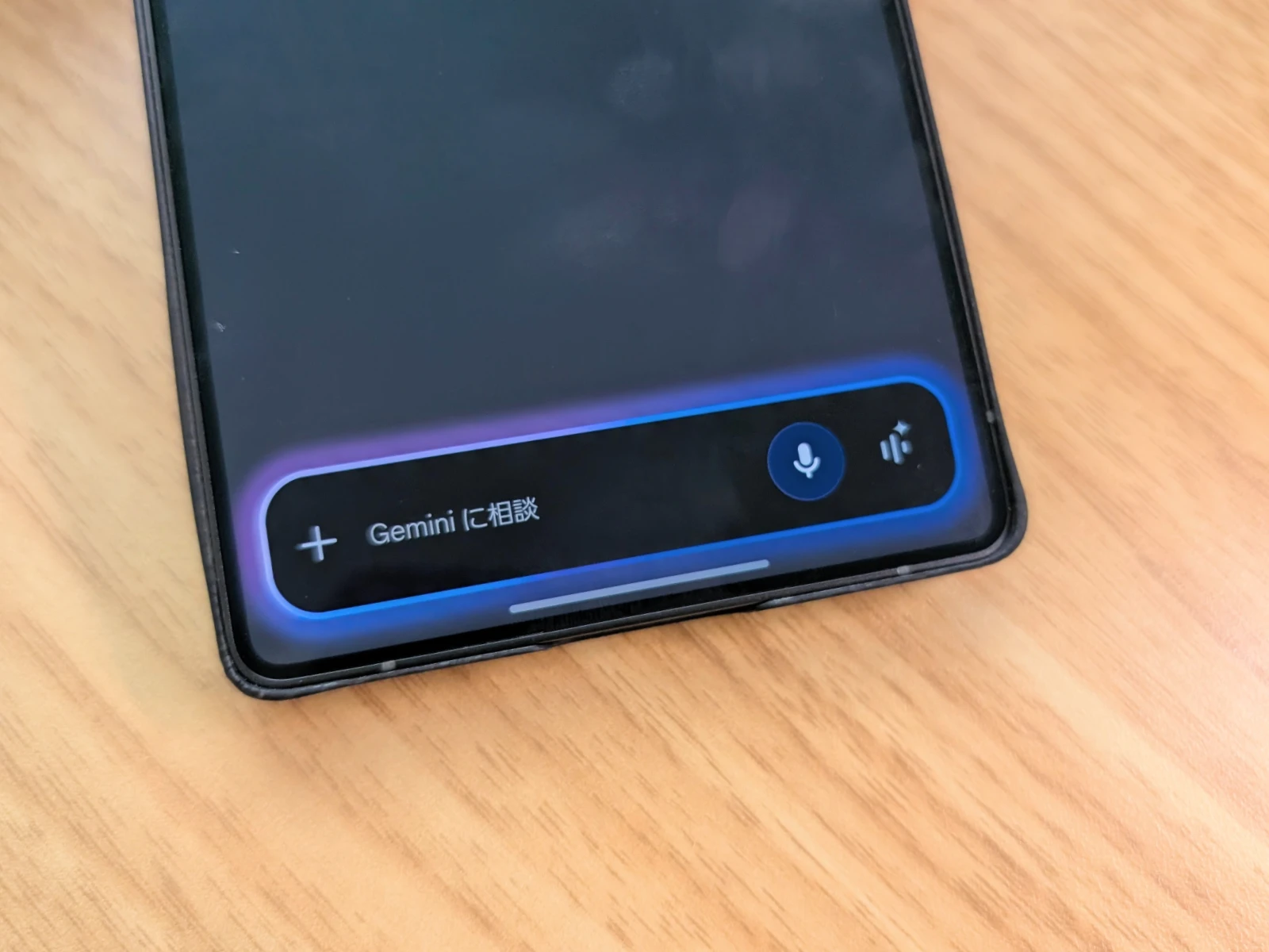 Samsung Galaxy S25 Ultra で Gemini オーバーレイを呼び出している写真