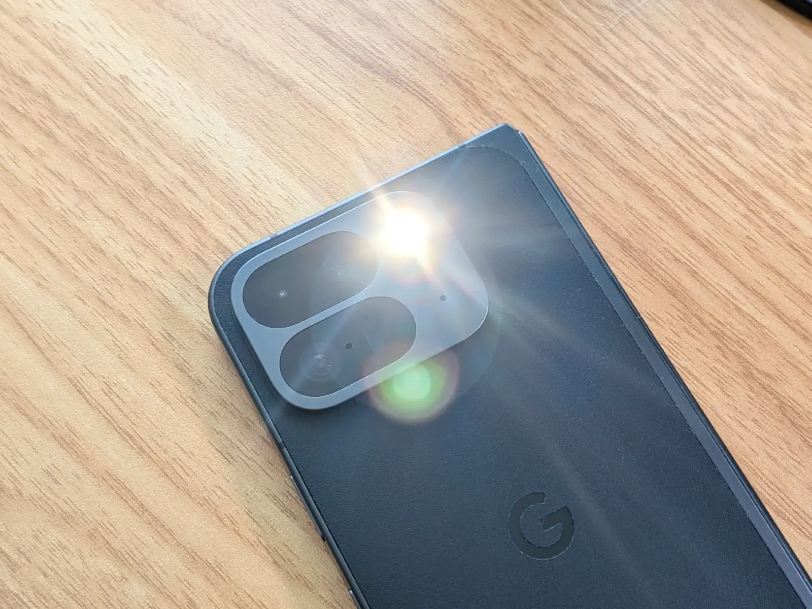 Google Pixel 9 Pro Fold でライト（懐中電灯）をオンにしているところの写真
