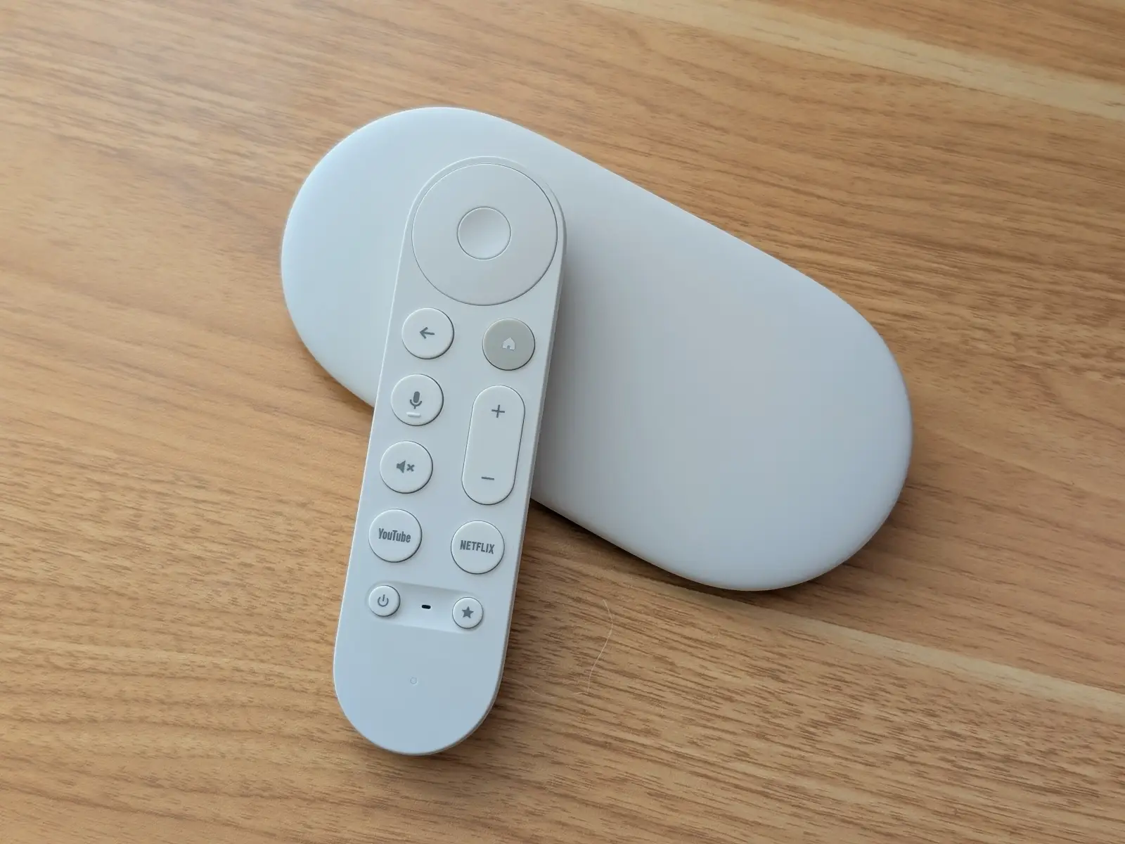 Goolge TV Streamer と音声リモコンの写真