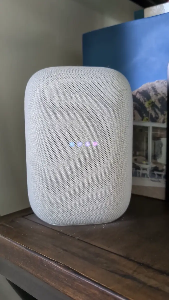 Reddit で共有された Nest Audio のライトが Gemini カラー (青と紫) になっている様子のスクリーンショット
