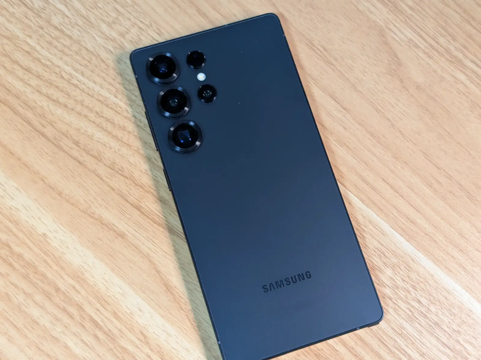 Samsung Galaxy S25 Ultra のリアパネルの写真