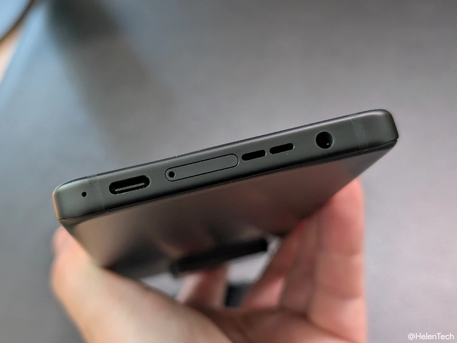 ASUS Zenfone 12 Ultra の下部側面にあるポートの写真