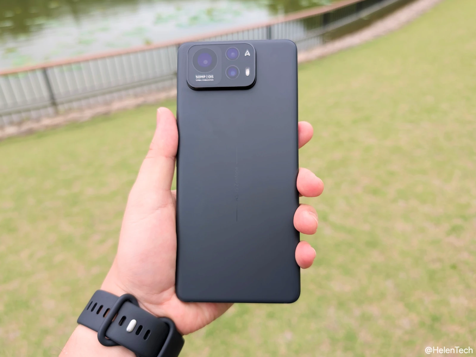 ASUS Zenfone 12 Ultra のリアパネルの写真