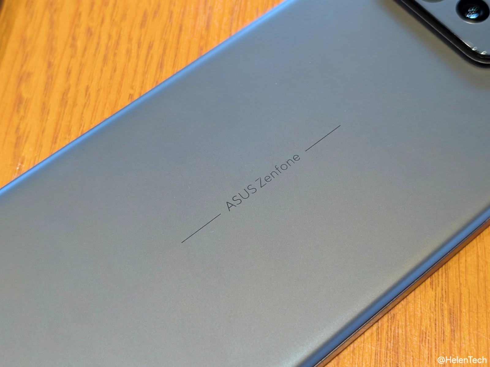 ASUS Zenfone 12 Ultra のリアパネルにある「ASUS Zenfone」ロゴの写真