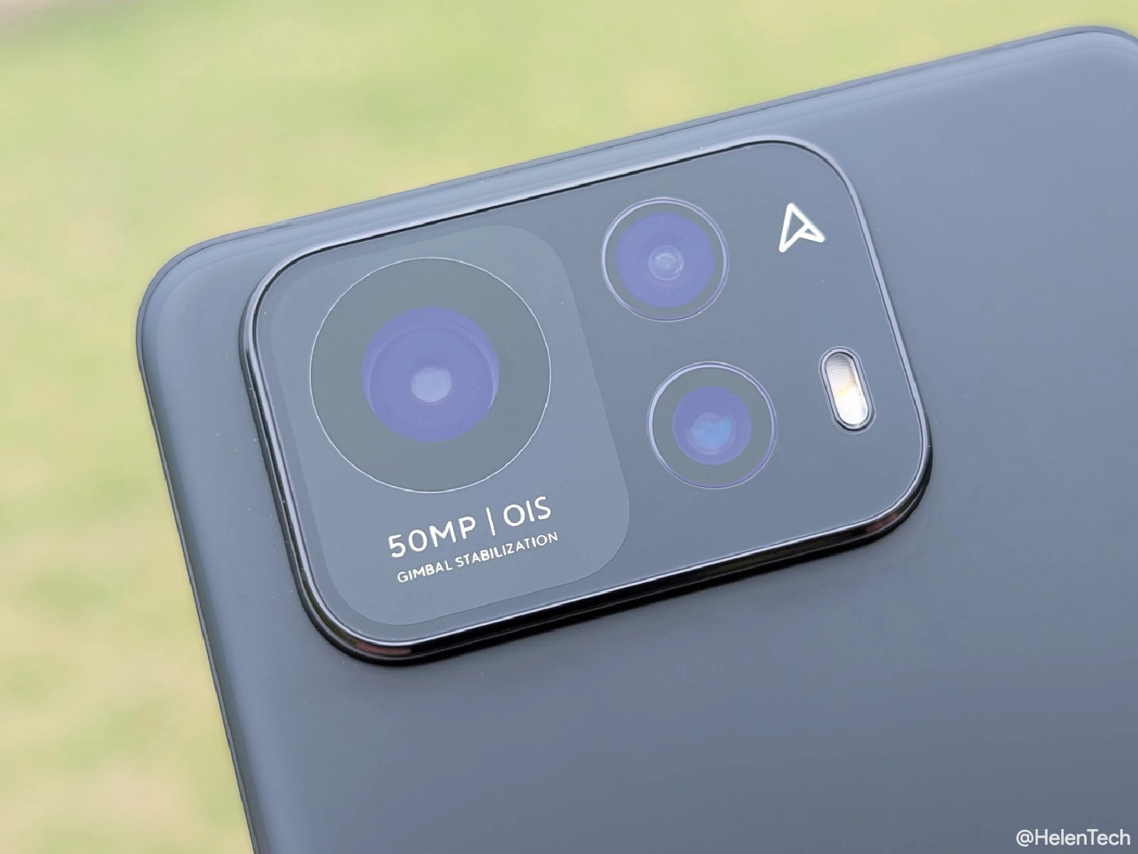 ASUS Zenfone 12 Ultra のリアカメラのアップ