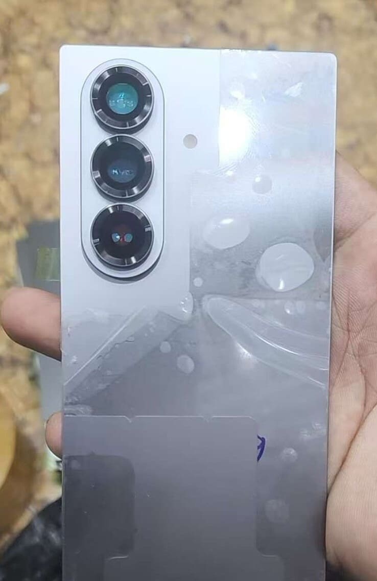 リークされた Galaxy Z Fold 7 とされるデバイスのリアパネルの写真