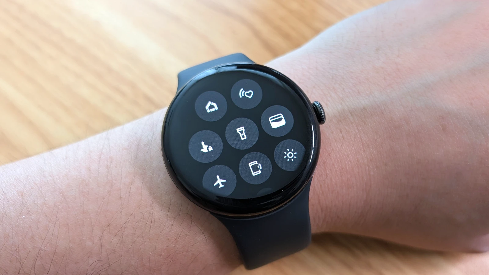 Google Pixel Watch 3 でクイック設定タイルを表示している写真