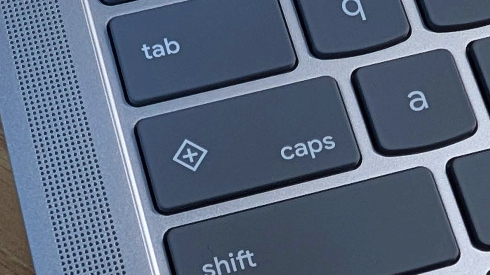 Chromebook Plus に搭載されているクイックインサート (Quick Insert) キーの写真