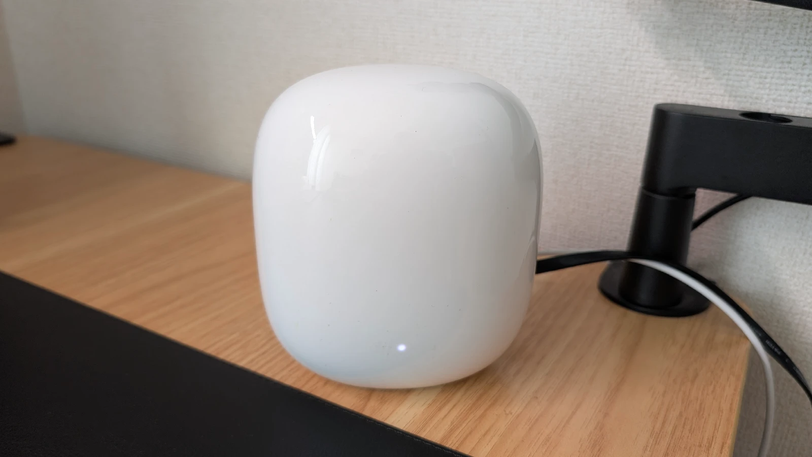 机の上にある Google Nest Wifi Pro の写真
