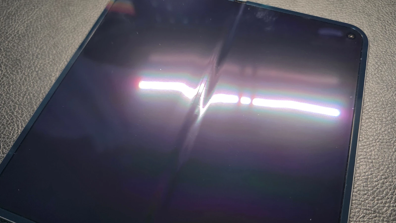 Google Pixel 9 Pro Fold のメインディスプレイの折り目の写真
