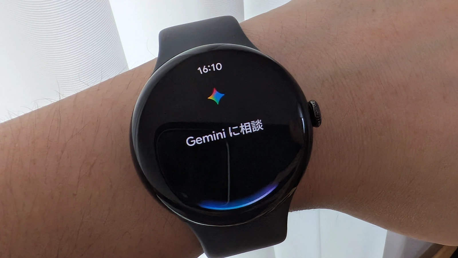 Google Pixel Watch 3 で表示された Gemini デジタルアシスタントの起動画面