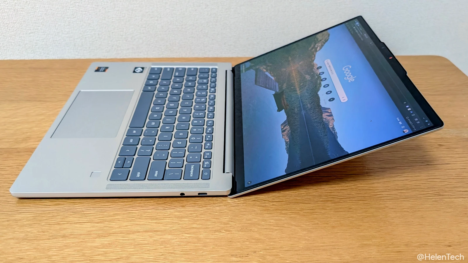 Lenovo Chromebook Plus Gen 10 実機レビュー。天板を最大まで開いたところの写真