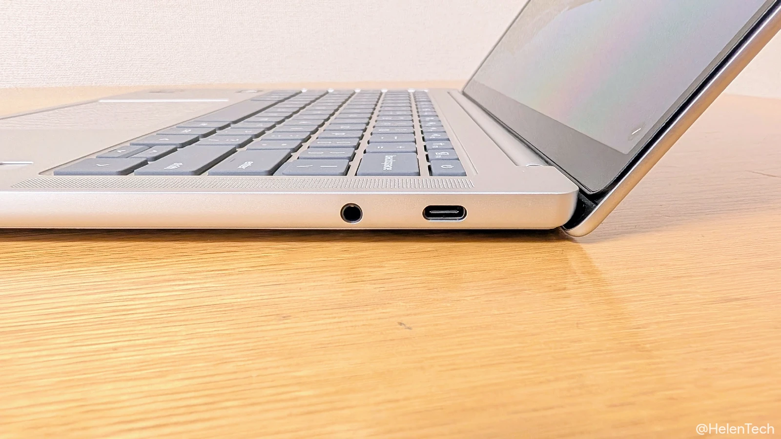Lenovo Chromebook Plus Gen 10 実機レビュー。右側面のポートの写真