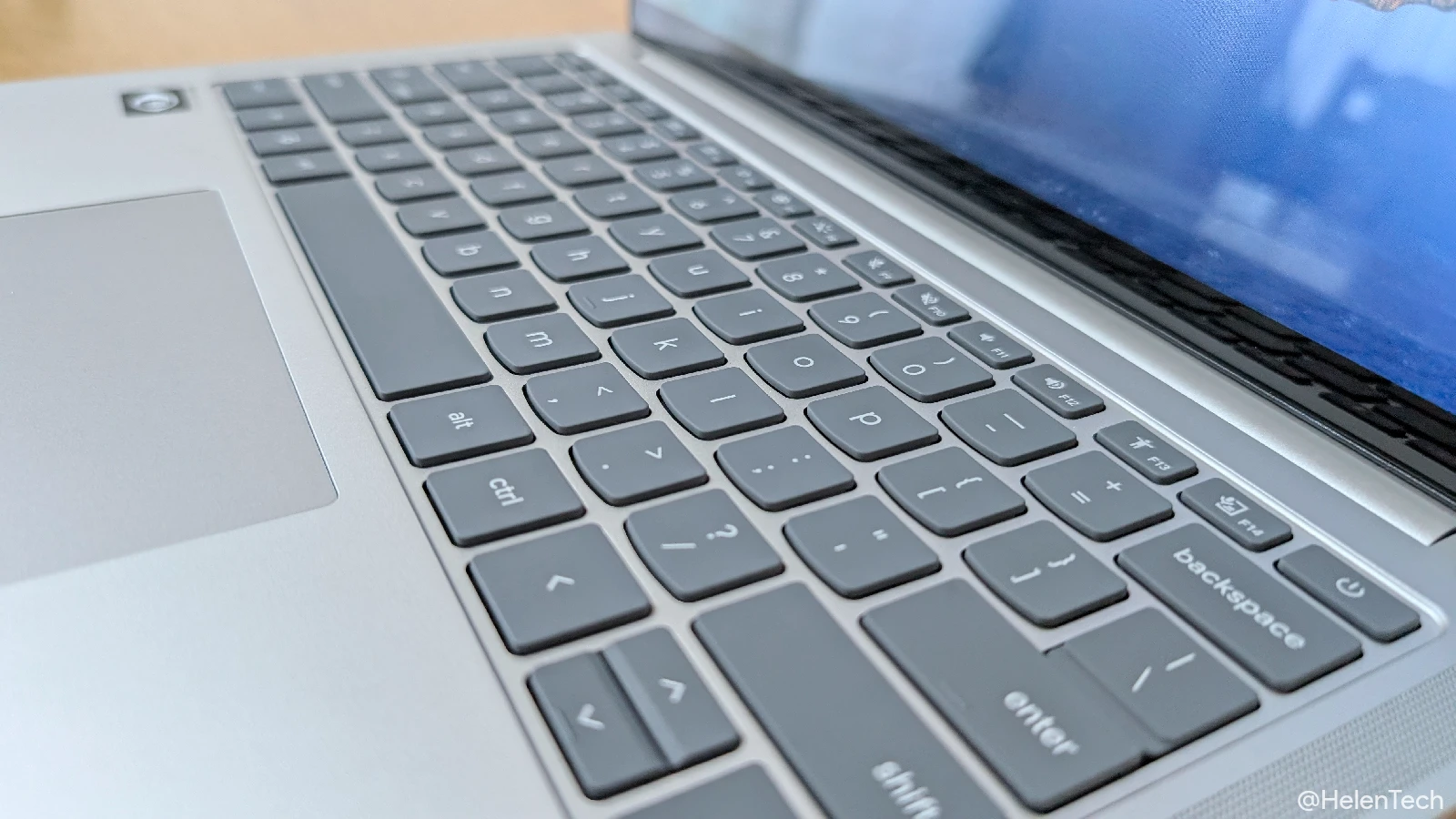 Lenovo Chromebook Plus Gen 10 実機レビュー。キーボードの形状が分かるように斜めから撮影した写真