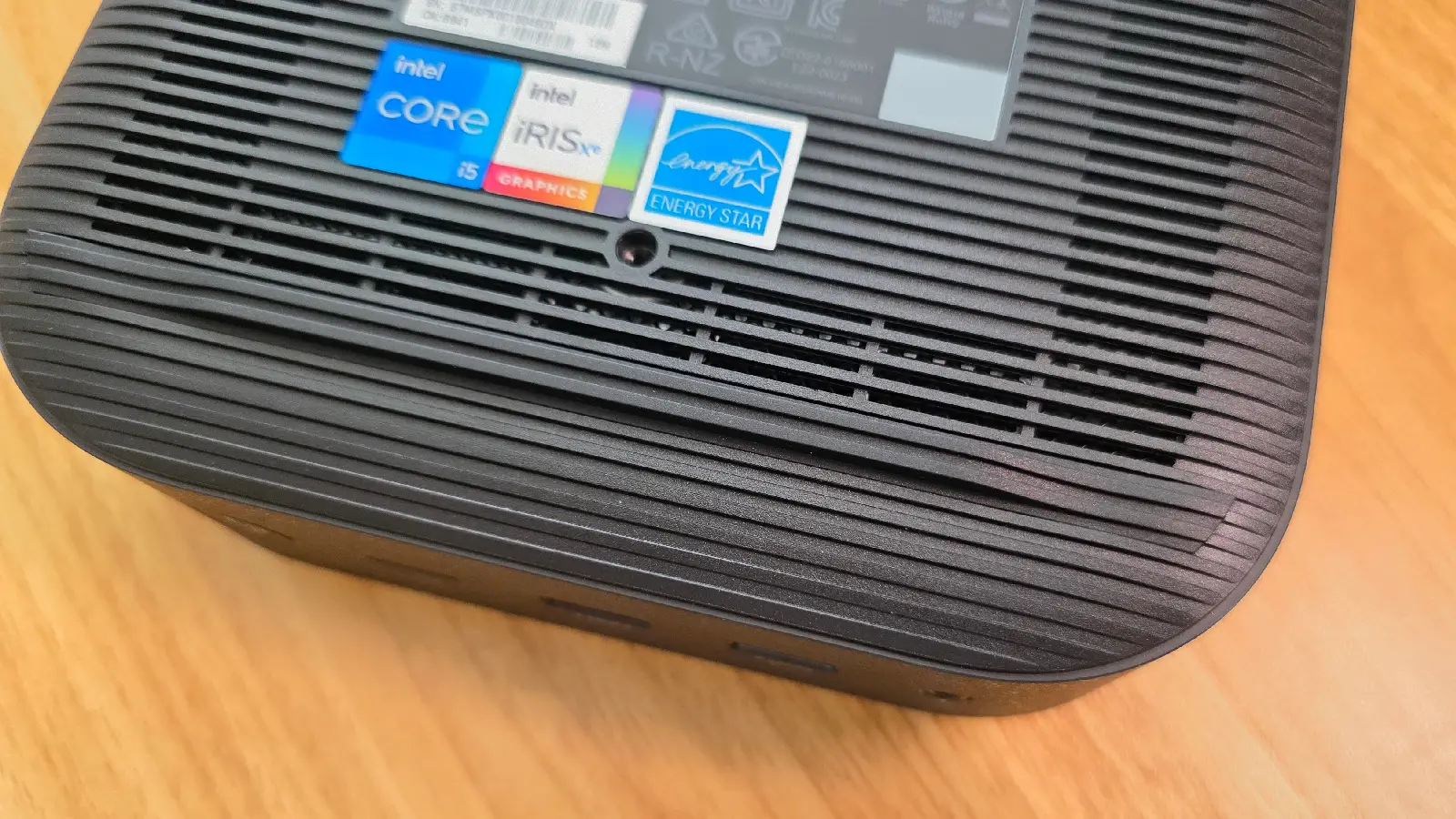 ASUS Chromebox 5 の底面にあるゴム足にフォーカスしている写真