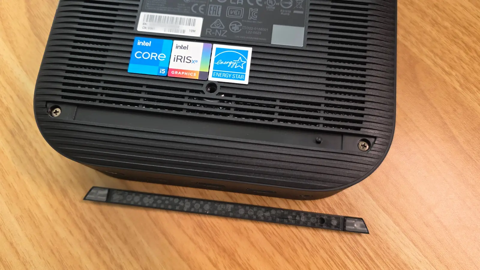 ASUS Chromebox 5 の底面にあるゴム足を取り外してネジにフォーカスしている写真