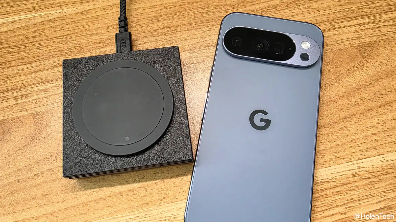 Google Pixel 10 Pro と Qi2 対応マグネット充電器の写真