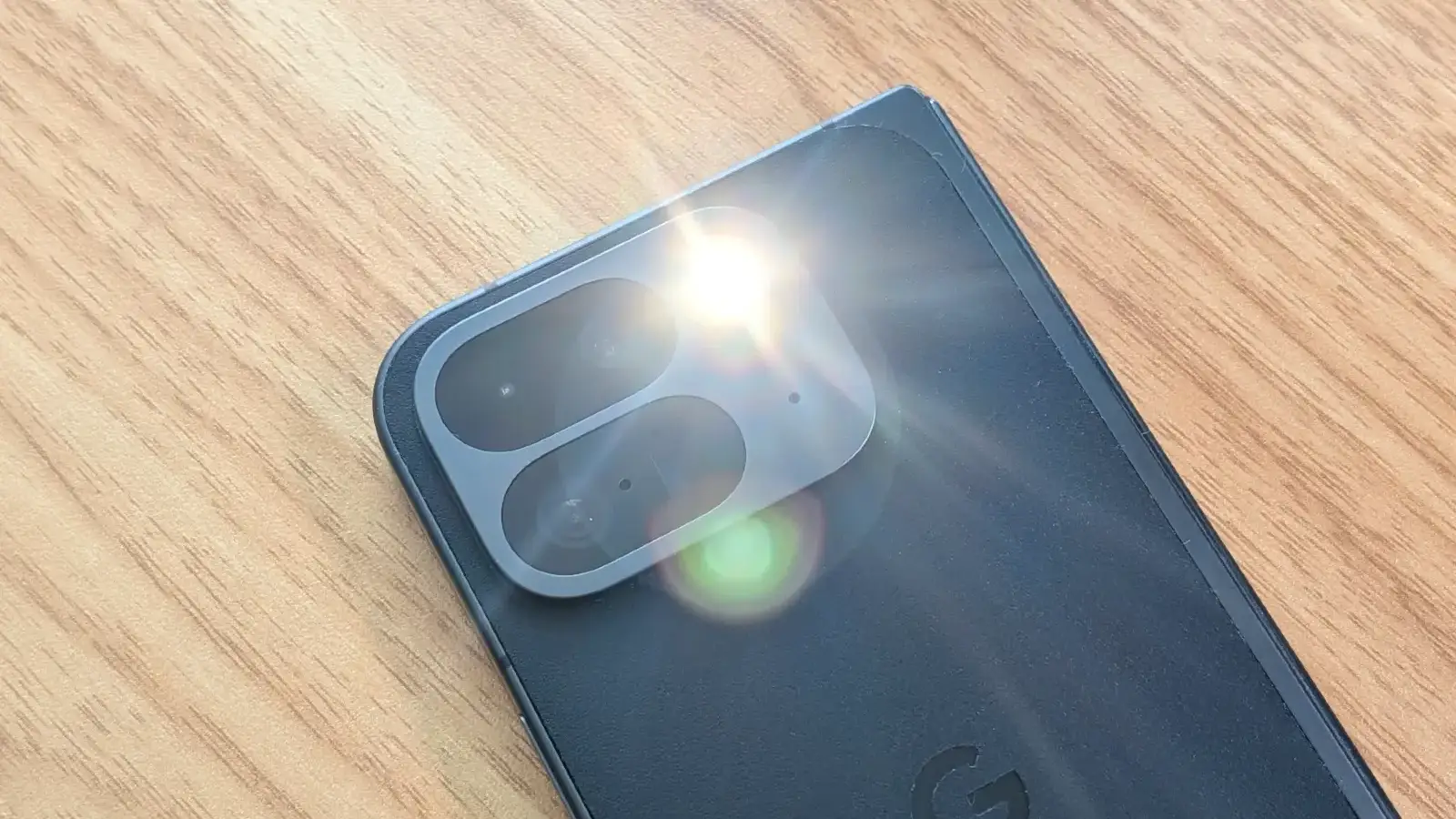 Google Pixel 9 Pro Fold でライトをオンにしているところの写真