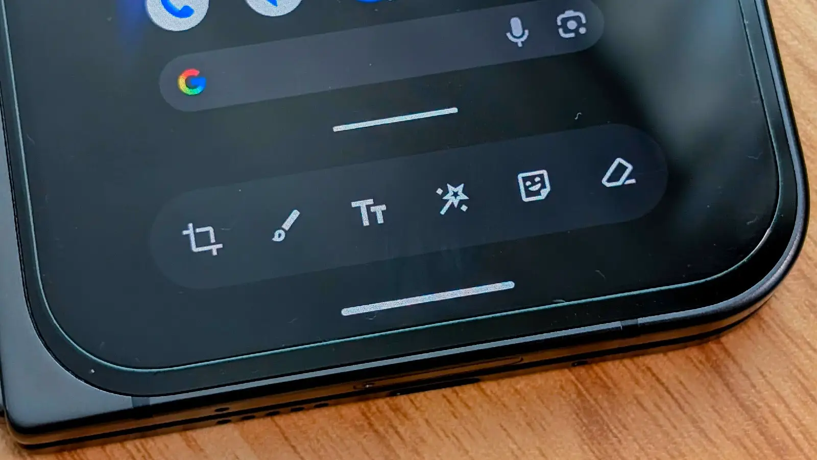 Google Pixel 9 Pro Fold でスクリーンショットの Pixel スタジオ編集画面を表示しているところ