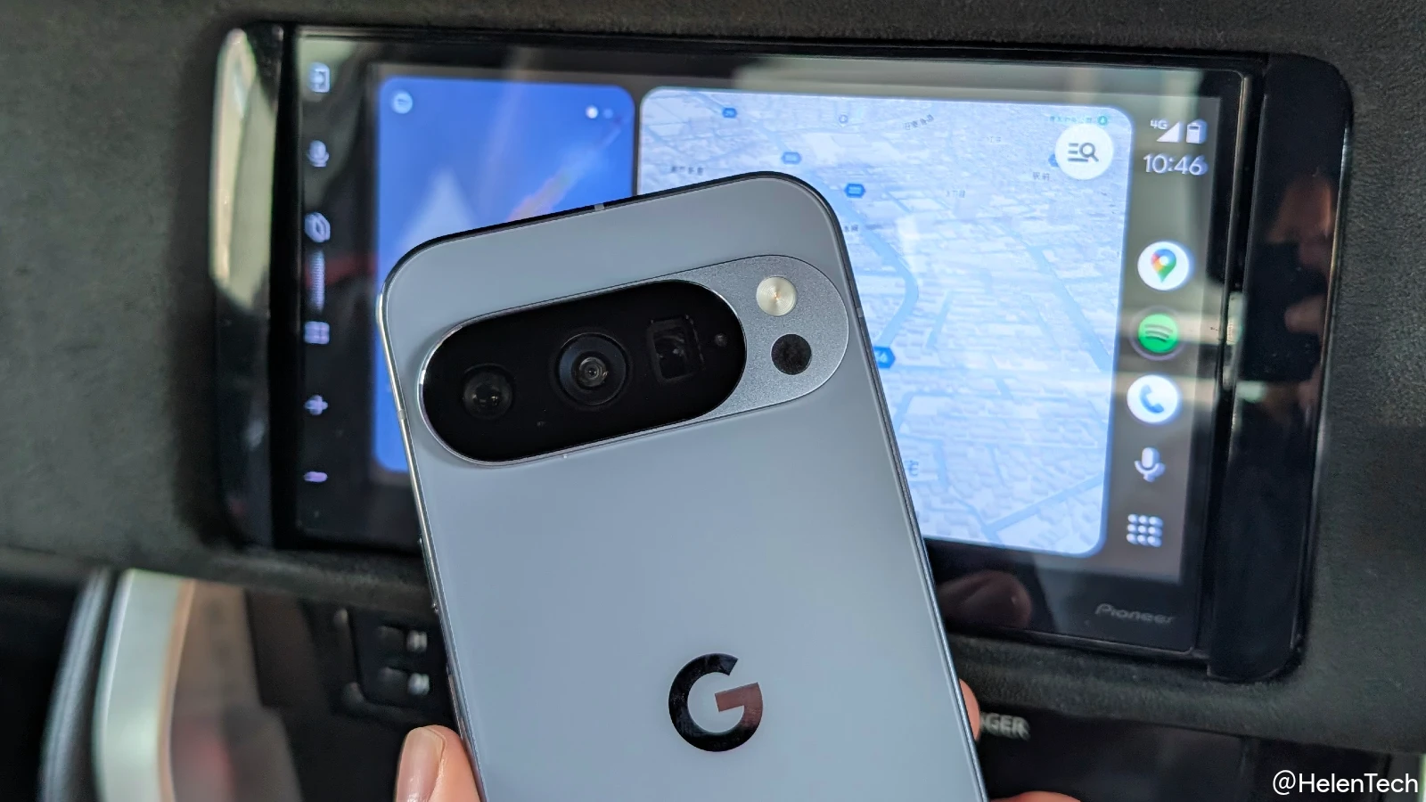 Google Pixel 10 Pro とその背景に写る Android Auto の写真