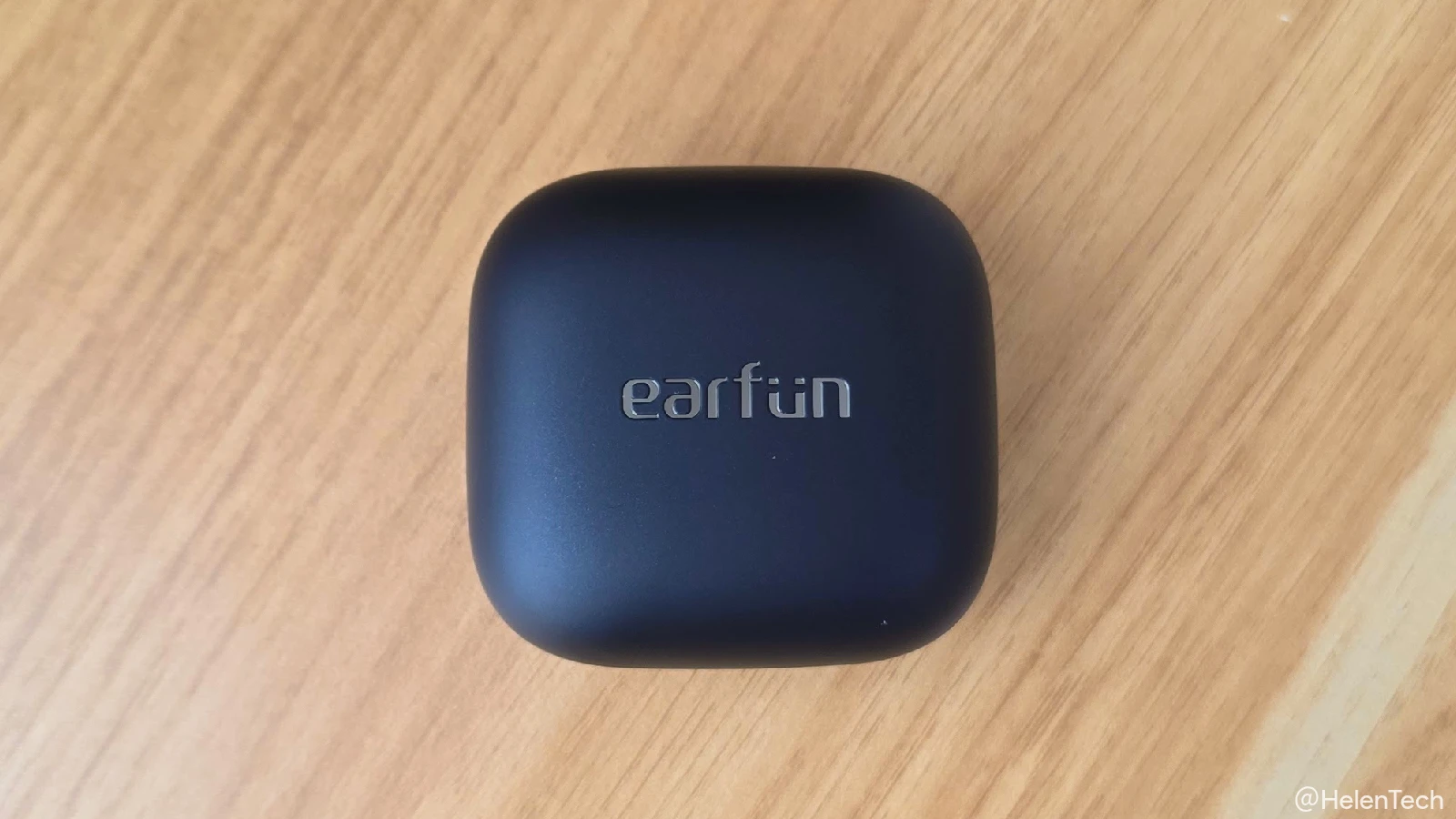 EarFun Air Pro 4i のケースを上から撮影した写真