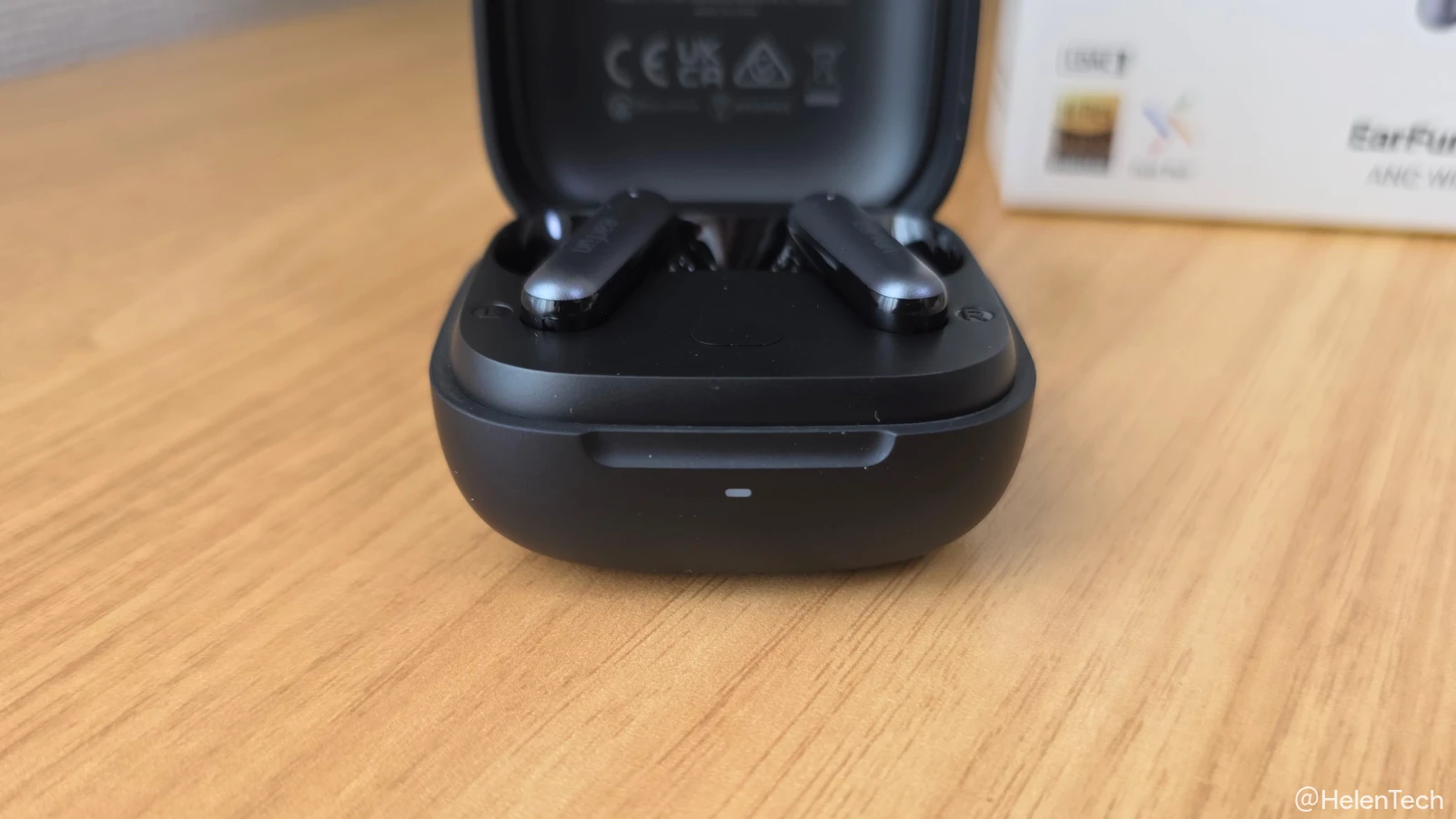 EarFun Air Pro 4i のケースの手前側にある LED インジケーターの写真