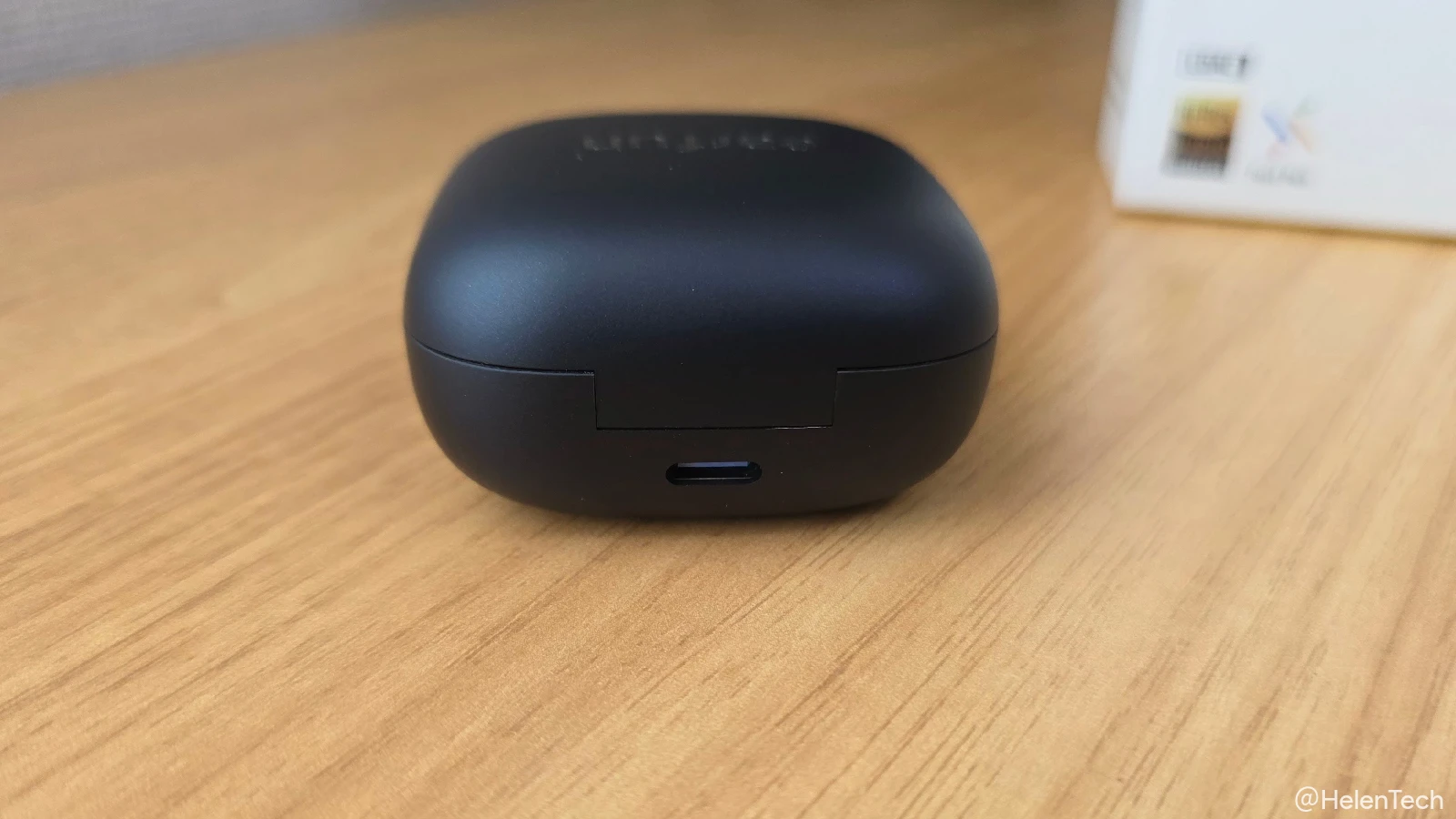 EarFun Air Pro 4i のケースの裏側にある USB-C ポートの写真